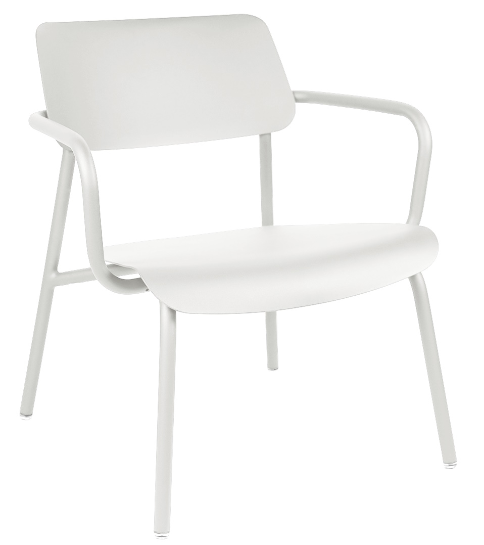 Weißer Studie Lounge Sessel von Fermob für den Außenbereich, moderner Metallstuhl mit Armlehnen.
