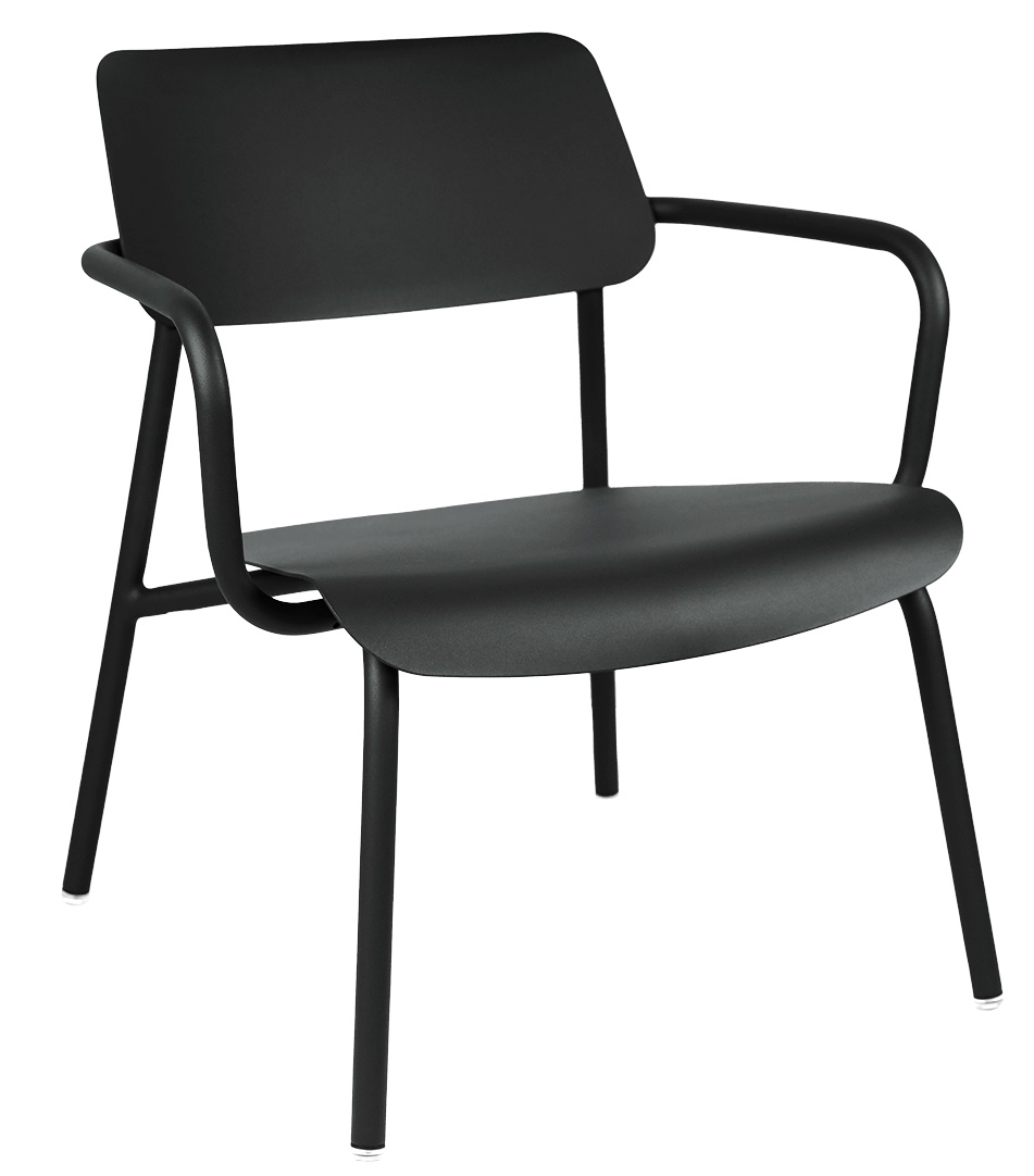 Schwarzer Studie Lounge Sessel von Fermob für den Außenbereich, moderner Gartenstuhl mit Armlehnen.