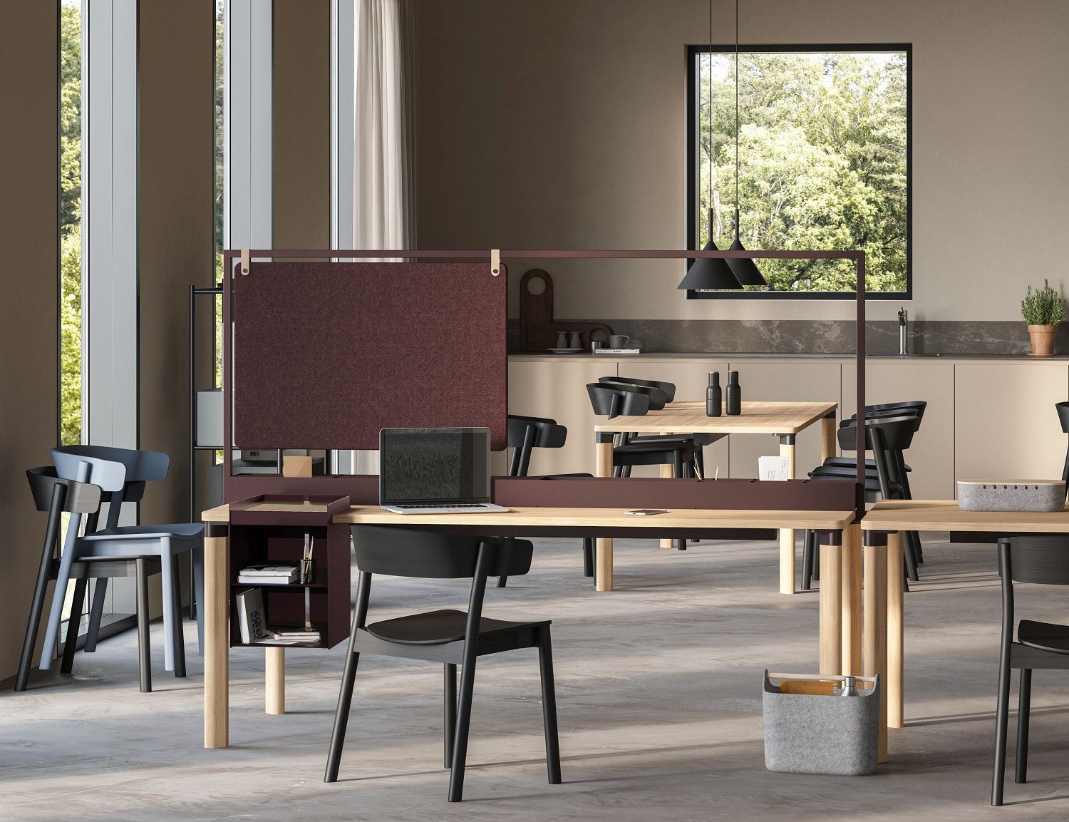 Enfold Table von Mizetto: Moderner Bürotisch mit Holzbeinen, rotem Sichtschutz und Laptop im Büro.