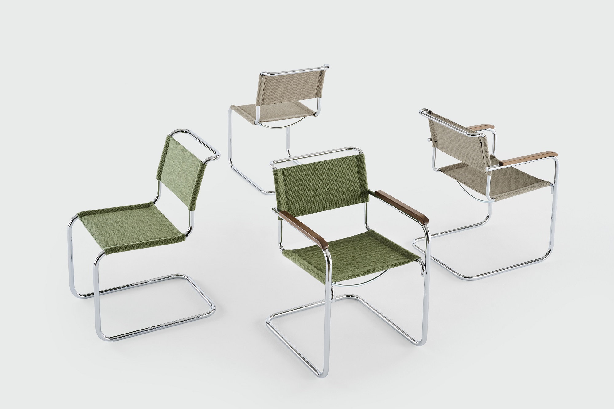 S 34 V Thonet Freischwinger Stühle in Grün und Beige mit Armlehnen aus Holz auf Weiß.