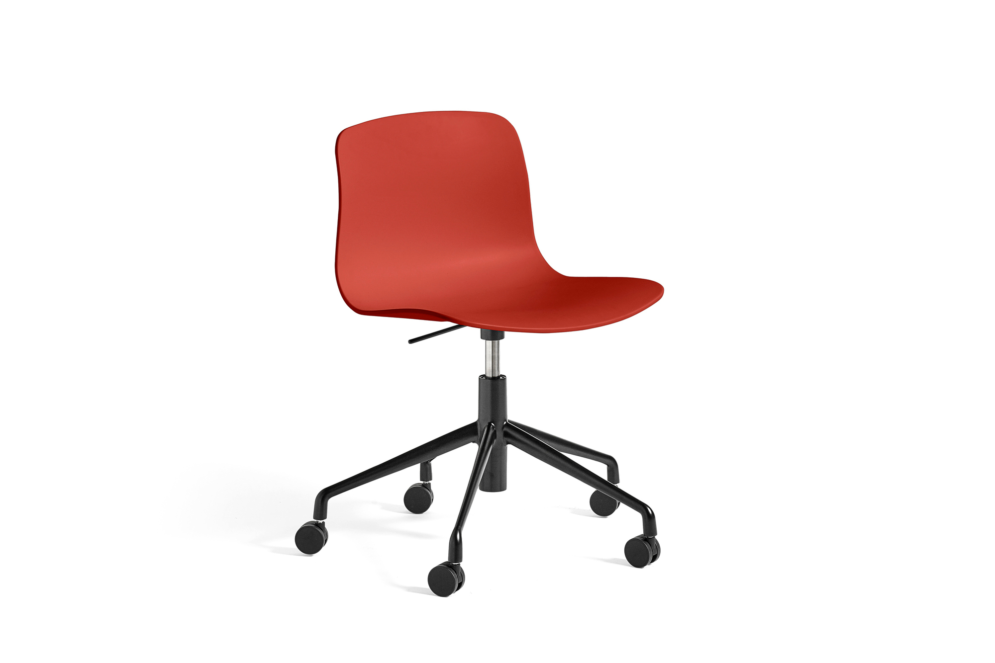 Roter About a Chair AAC 50 Drehstuhl von Hay mit schwarzem Fußkreuz und Rollen.