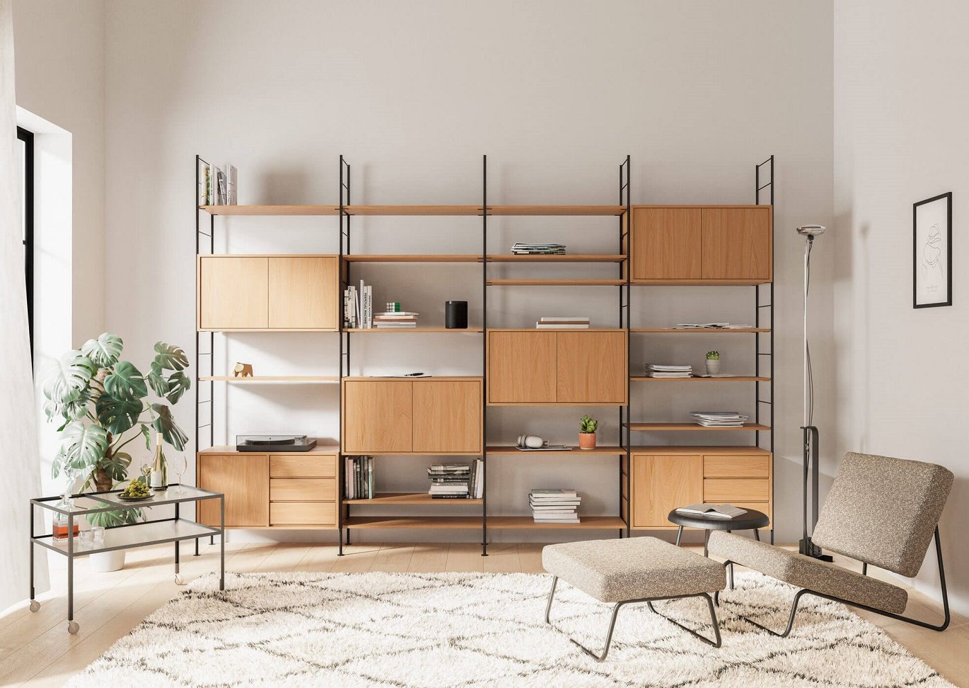 Wohnzimmer mit Hirche Sessel von Richard Lampert, Regalsystem, Teppich und Beistelltisch.