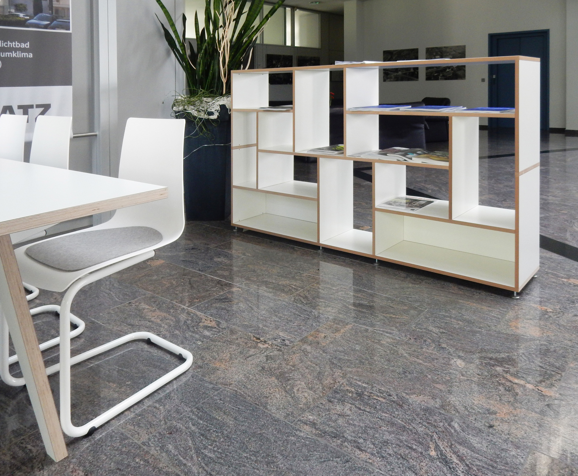 Hanibal Sideboard von Tojo, ein modernes, weißes Regal mit offenen Fächern für Wohnzimmer oder Büro.