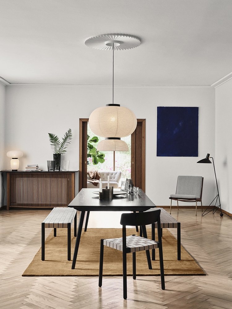 AndTradition Betty Bank TK4/TK5 im Esszimmer mit Esstisch, Stuhl und Pendelleuchte auf einem Teppich.