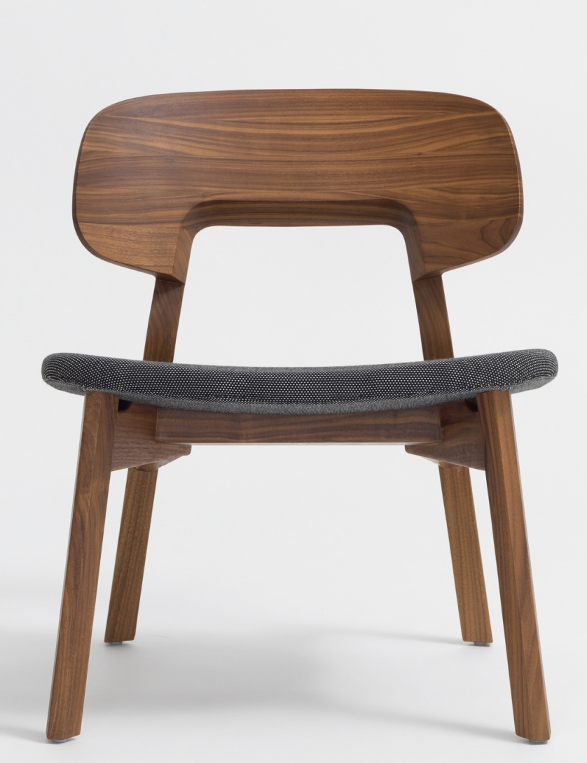 Nonoto Lounge Chair Cocktailsessel mit grauem Sitzpolster und Holzrahmen, Frontansicht auf weißem Hintergrund.