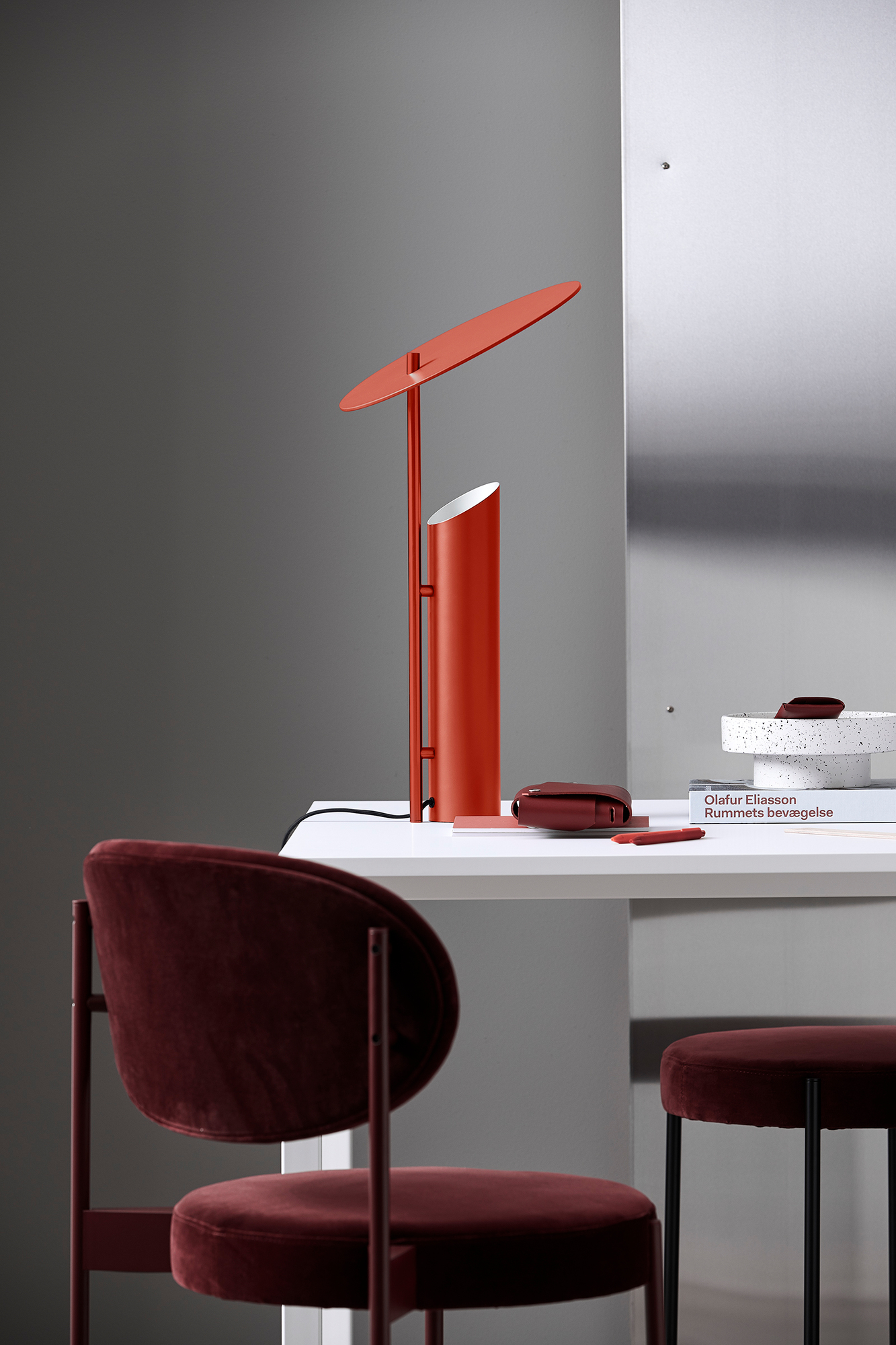 Reflect Tischleuchte von Verpan in Matt Rot: Moderne Designleuchte für den Schreibtisch.