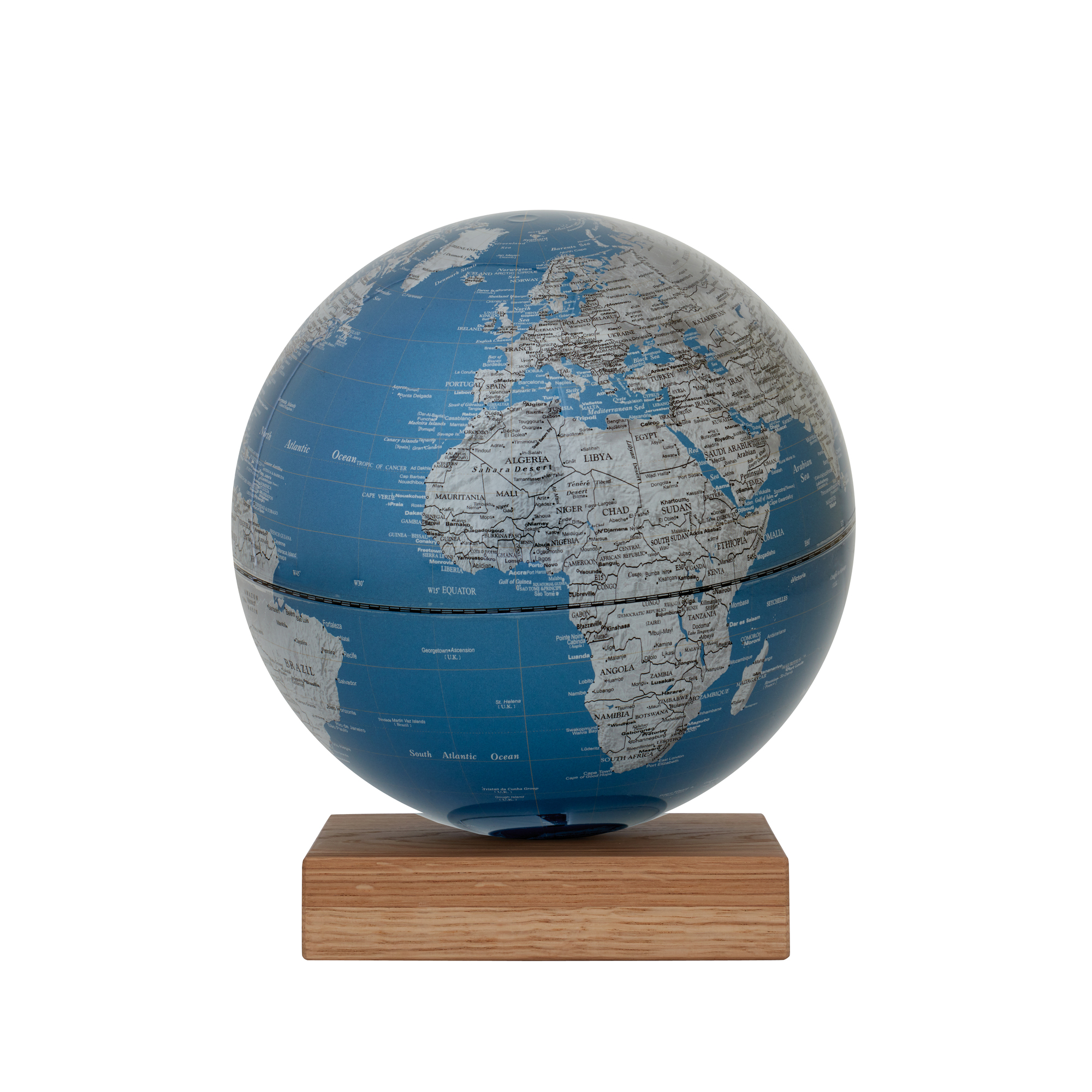 Blauer Platon Tischglobus auf Holzfuß. Dekorative Weltkugel für Büro oder Wohnzimmer. Geografie und Design.