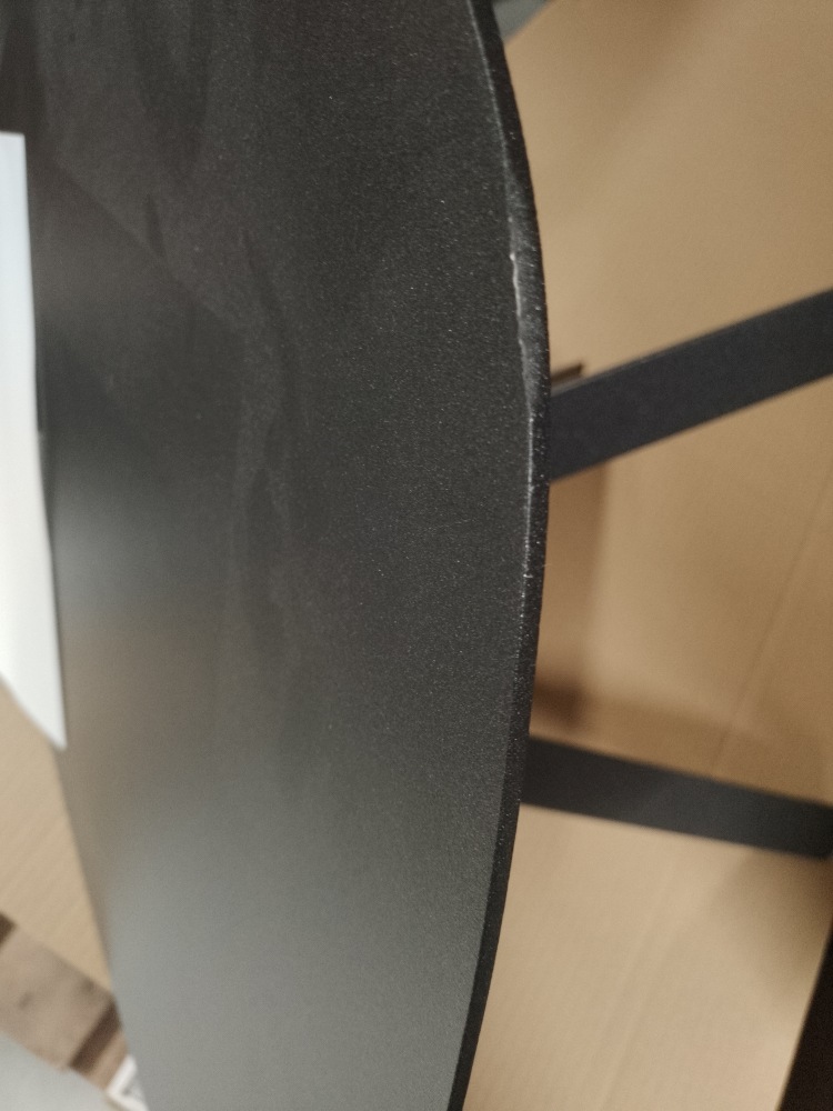 Detailaufnahme des Flow Beistelltisches von Weishäupl in Grau Metallic, ein modernes Möbelstück für Wohnräume.