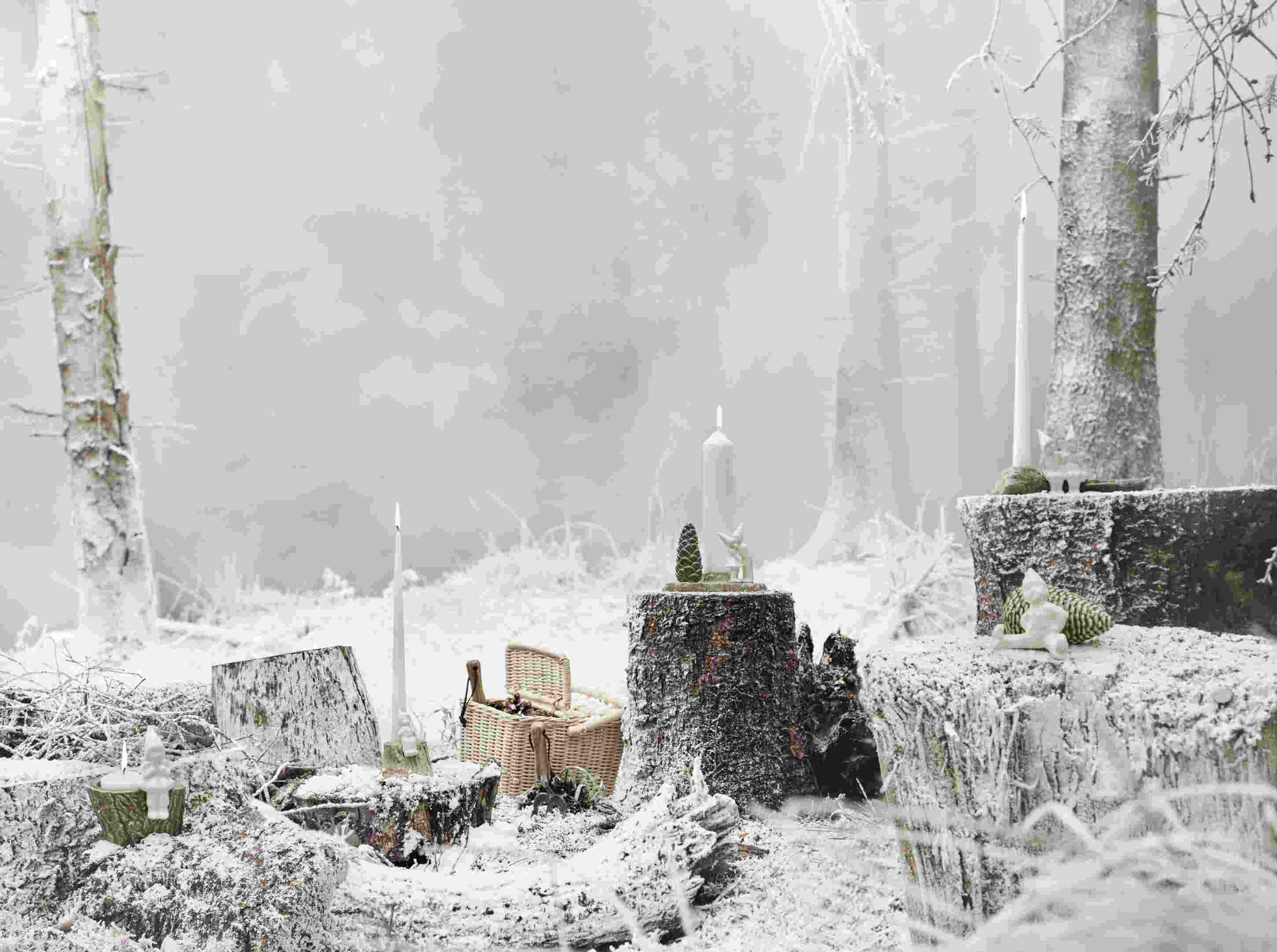 Christmas Tales Julekram Kerzenständer von Kähler in winterlicher Waldszene mit Baumstümpfen, Kerzen und Dekoration für stimmungsvolle Weihnachten.