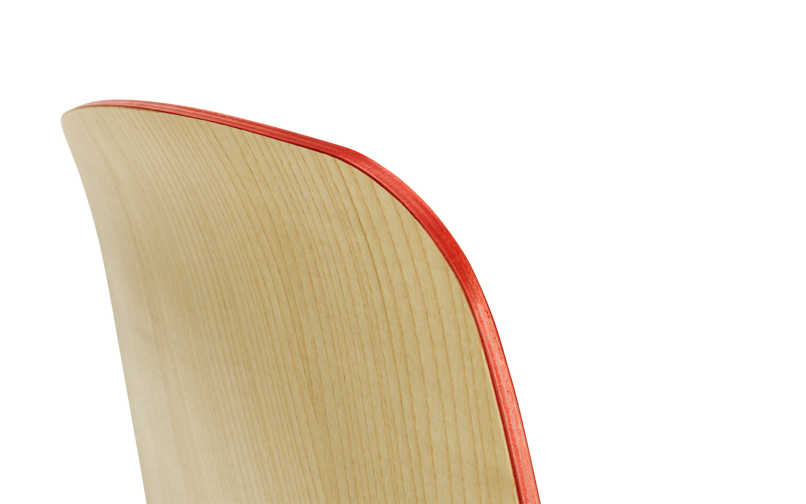 Detailaufnahme der Rückenlehne vom Just Chair Stuhl von Normann Copenhagen, Holz mit roter Kante.