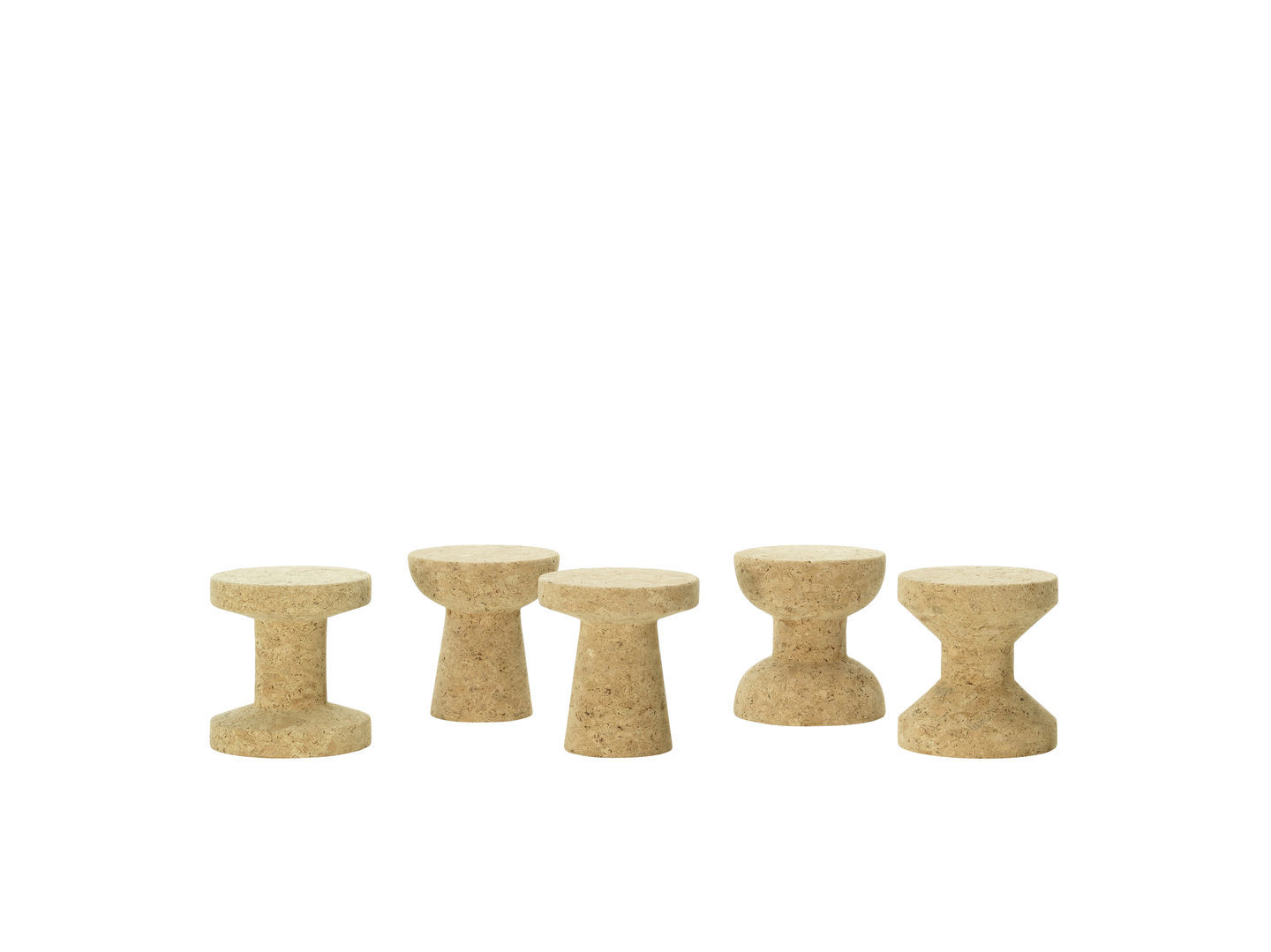 Fünf Vitra Cork Family Hocker/Beistelltische aus Kork in verschiedenen Formen auf weißem Hintergrund.