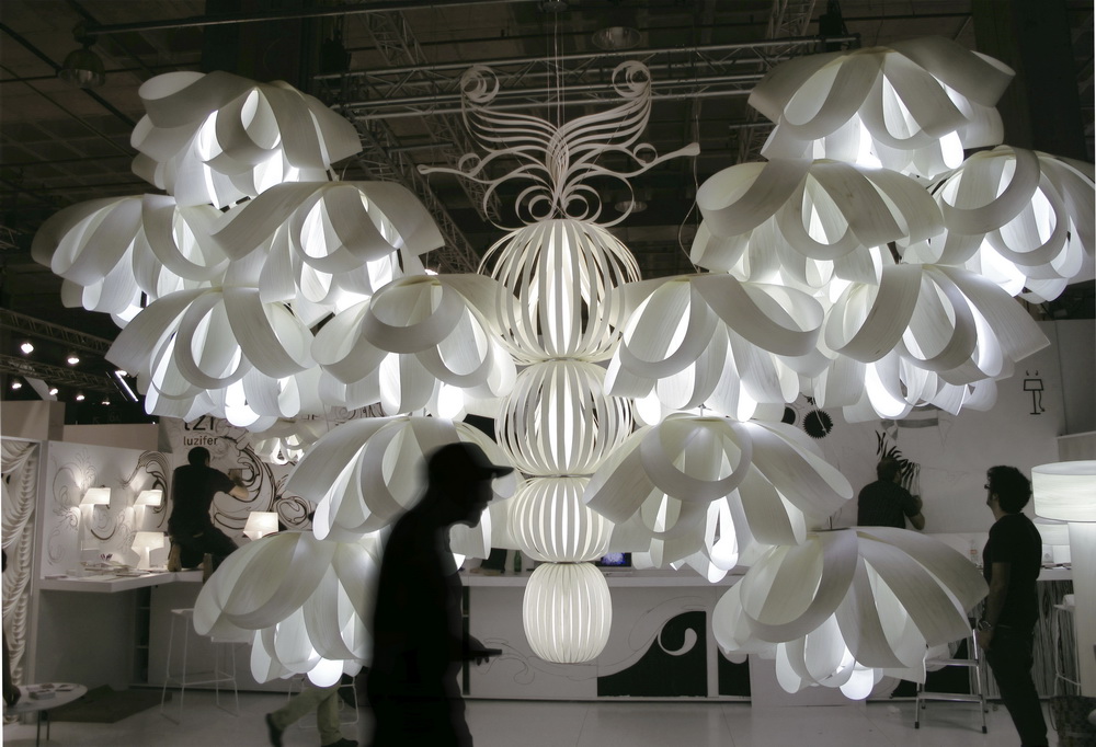 Detailaufnahme der Agatha S Pendelleuchte von LZF Lamps, eine moderne Designerlampe in Weiß.