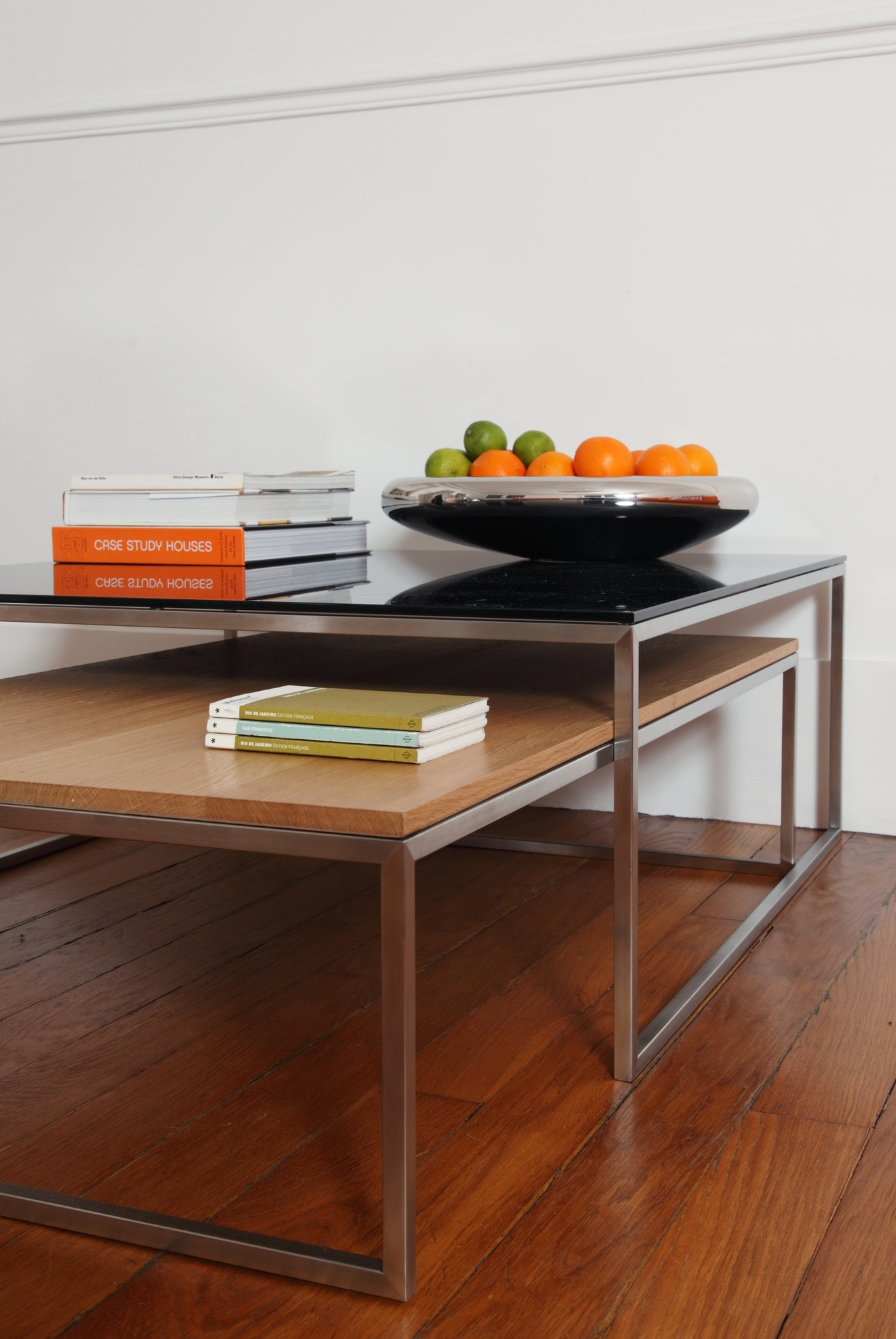 Less H 5/2 HPL Schwarz Couchtisch von Hans Hansen mit schwarzer Glasplatte und Ablage.