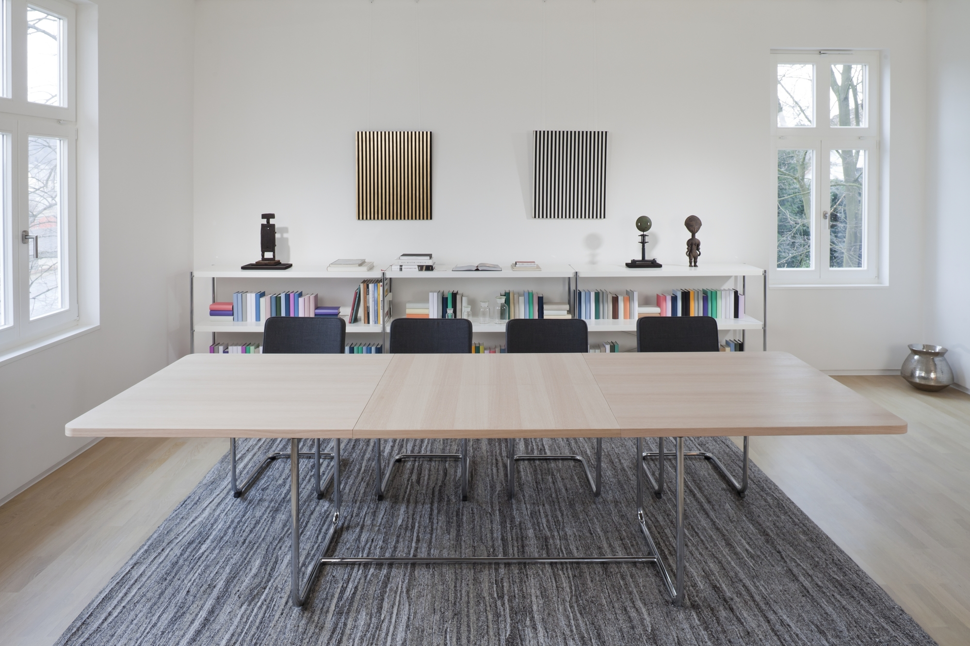 S 1072 Thonet Esstisch ausziehbar, helles Holz mit Chromgestell, minimalistisches Design für Esszimmer oder Konferenzraum.
