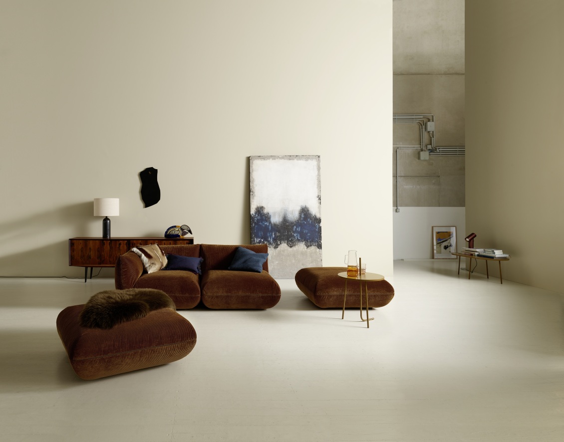 Braunes Jalis 21 Modulsofa von Cor mit Armlehne in modernem Wohnzimmer Ambiente.