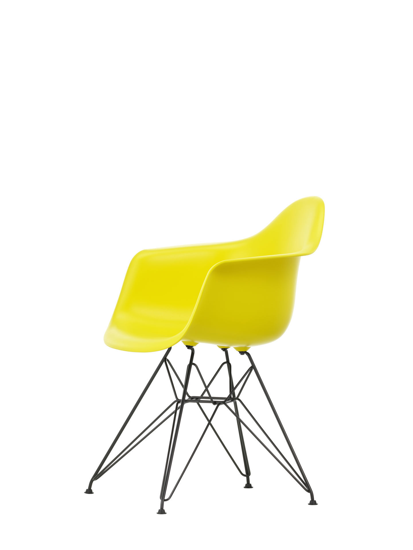Gelber Eames Plastic Arm Chair DAR Stuhl von Vitra mit schwarzem Eiffelturm-Untergestell, seitliche Ansicht.