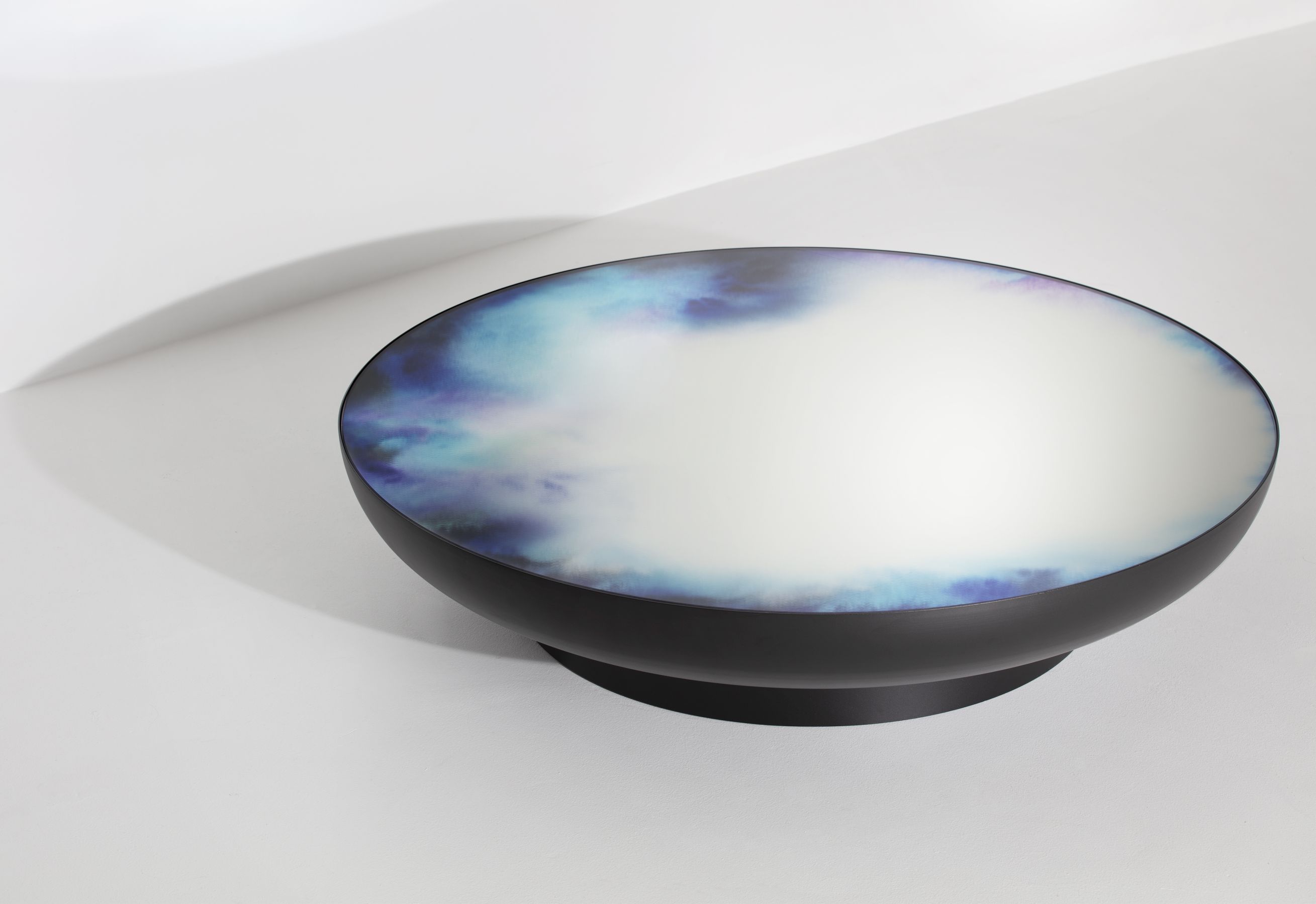 Francis Coffee Table Couchtisch von Petite Friture, runder Tisch mit blau-weißem Muster auf der Tischplatte.