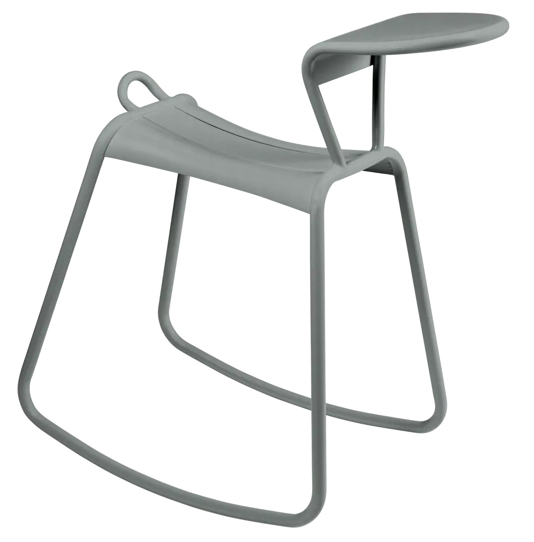Adadesk Beistelltisch Wippe von Fermob in Grau, moderner Outdoor Tisch mit minimalistischem Design.