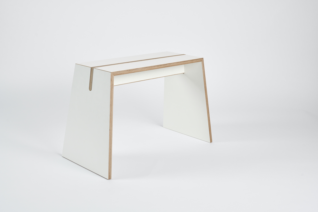 Tojo Stubenhocker: Moderner, weißer Hocker aus Holz, ideal als Sitzmöbel oder Beistelltisch für Wohnräume.