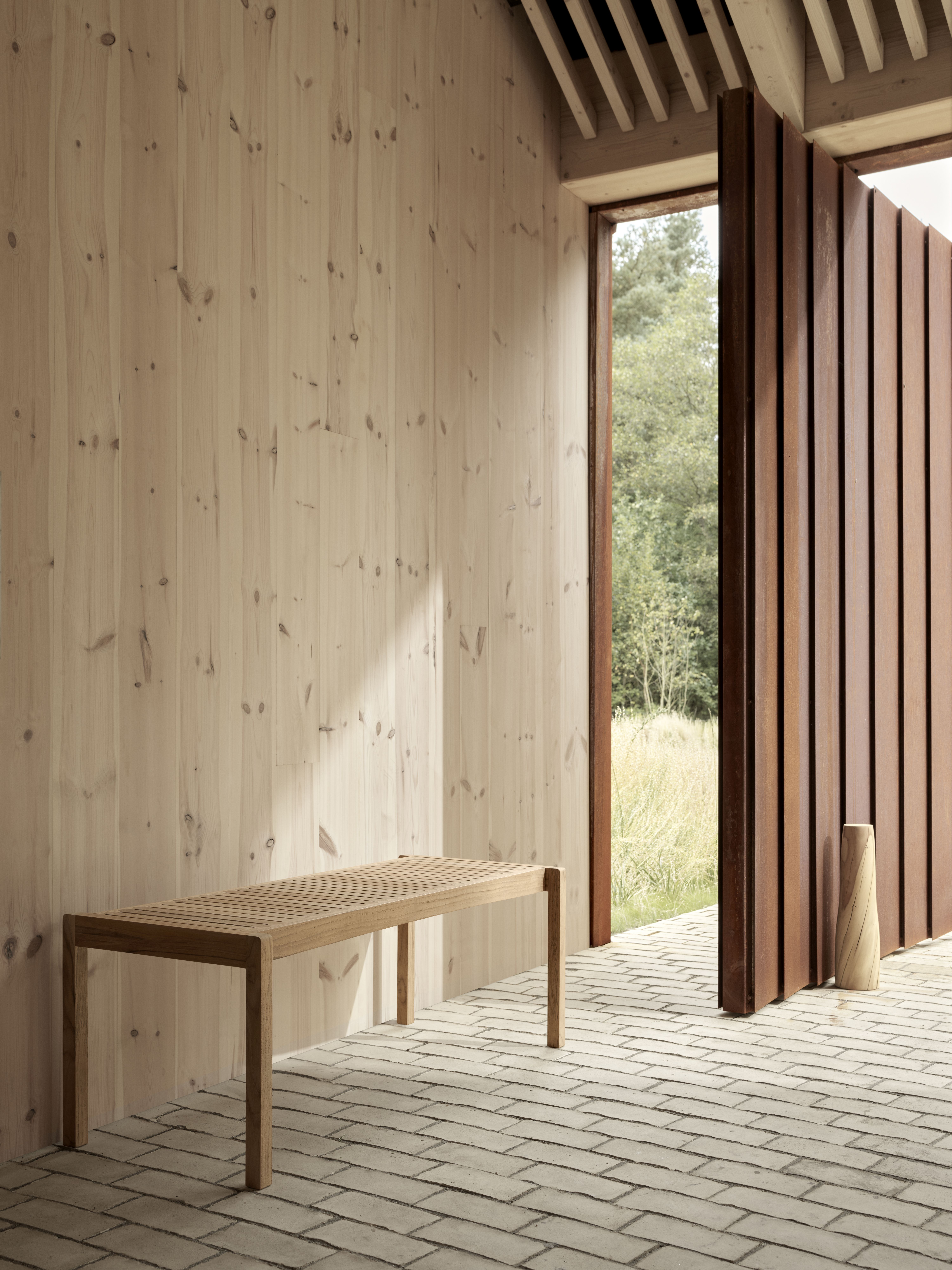 Holzbank im Außenbereich, passend für Carl Hansen & Søn AH912 Tisch, ohne Kissen.