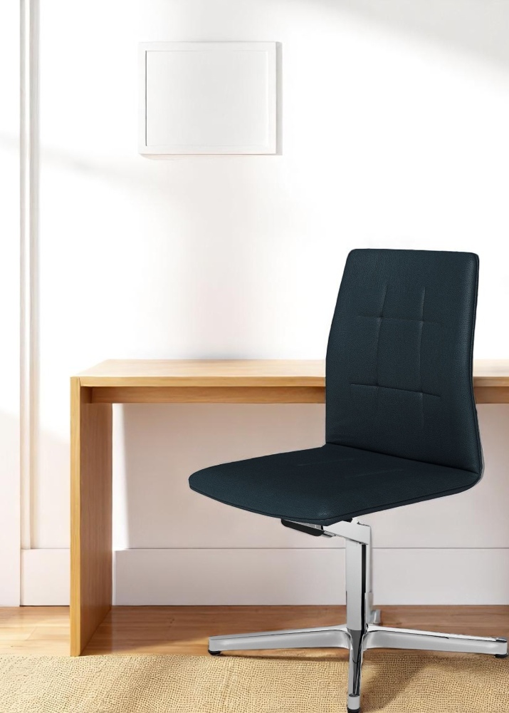 Dunkelblauer Leadchair Evo Drehstuhl von Walter Knoll mit Viersternfuß vor Schreibtisch und weißer Wand.
