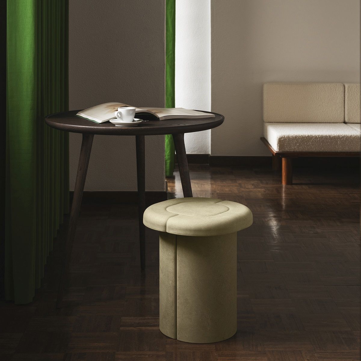 Beiger Alder Stool Hocker von Mater, geeignet für drinnen und draußen, neben einem Tisch.