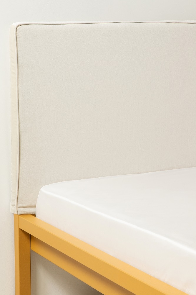 Hans Hansen Pure Bett mit sandgoldenem Stahlrahmen und Polsterkopfteil aus Natur-Samt, Detailansicht.