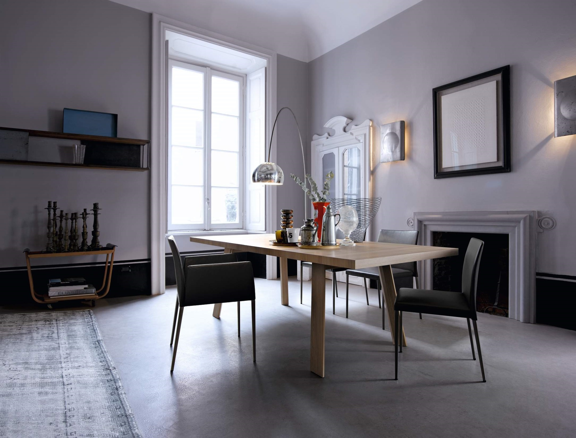 Tadeo Table Tisch von Walter Knoll im Esszimmer mit Stühlen und Dekoration.