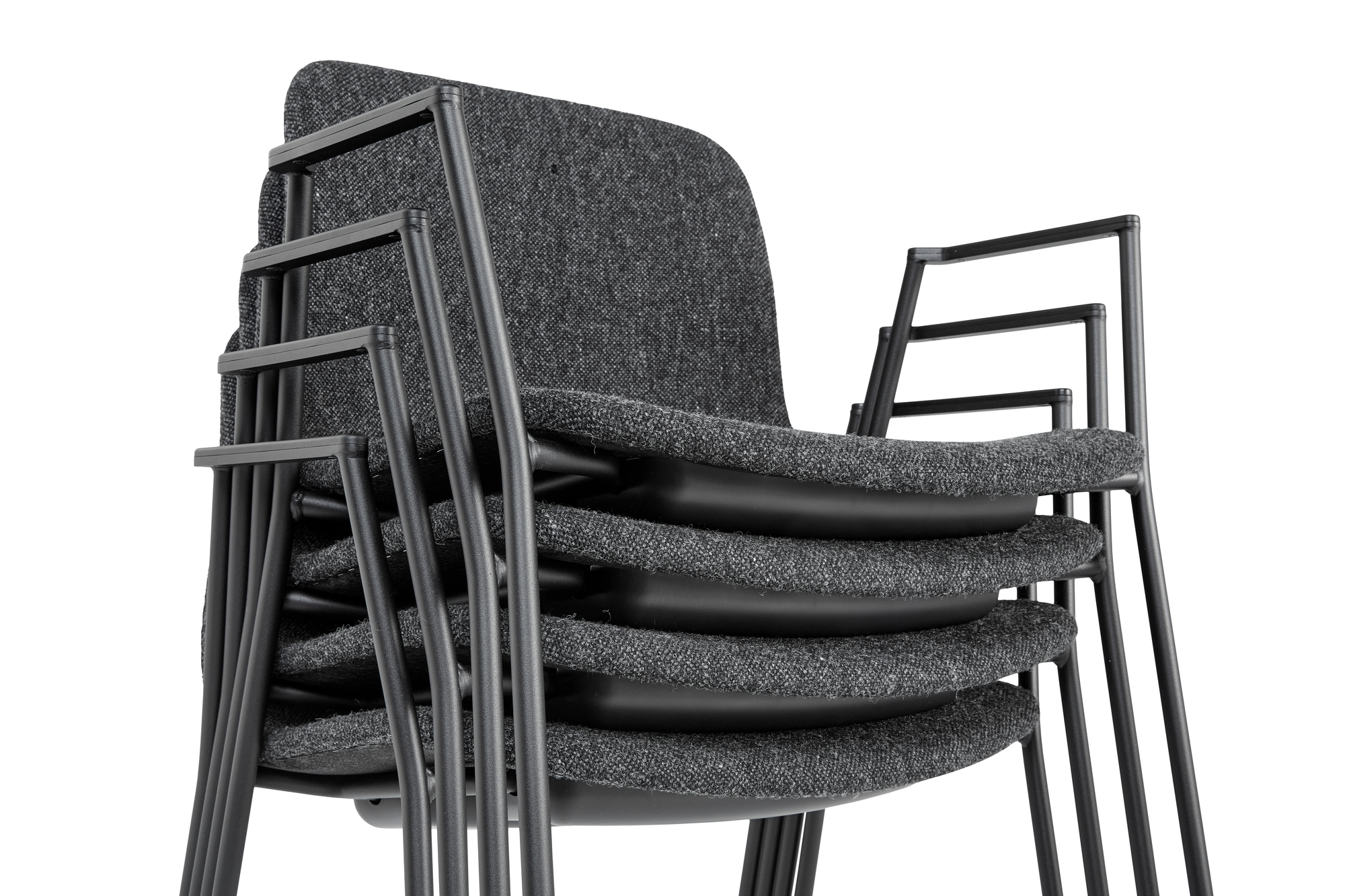 Gestapelte About a Chair AAC 19 Stühle von Hay mit grauem Vollpolster und schwarzem Gestell.