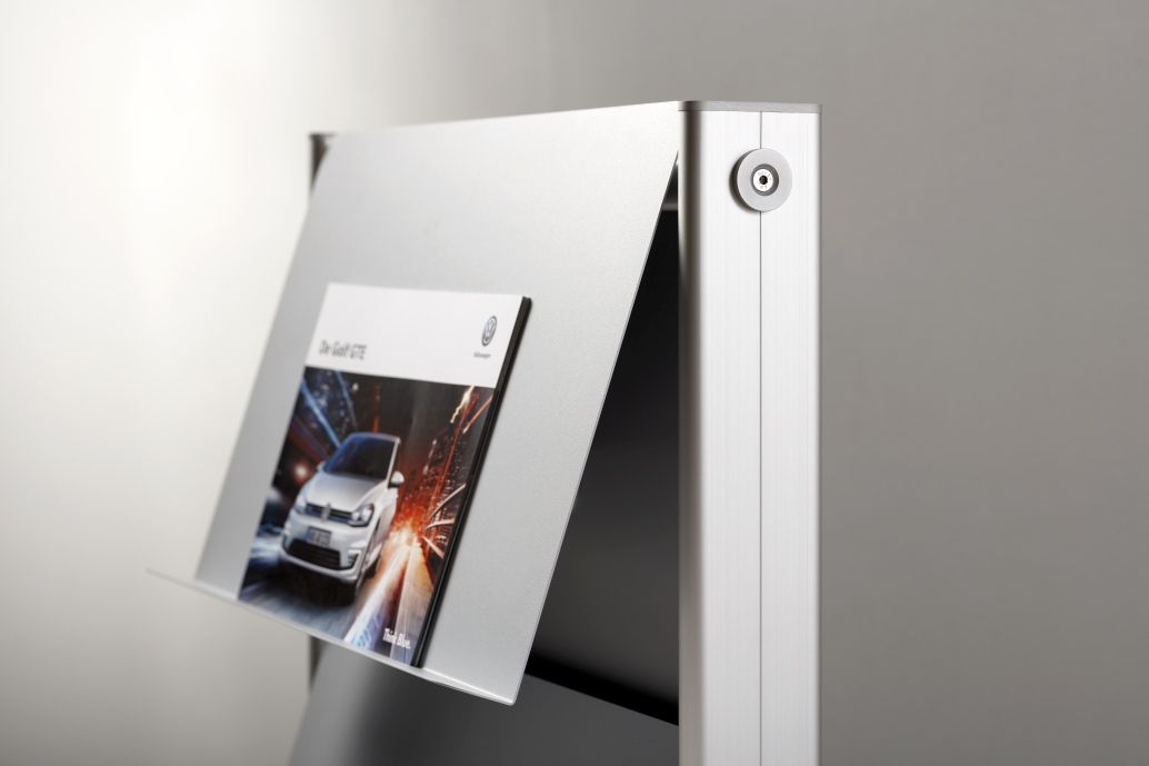 Round20 Cascando Prospektständer aus Aluminium mit Prospekt, ideal für Messen und Ausstellungen.