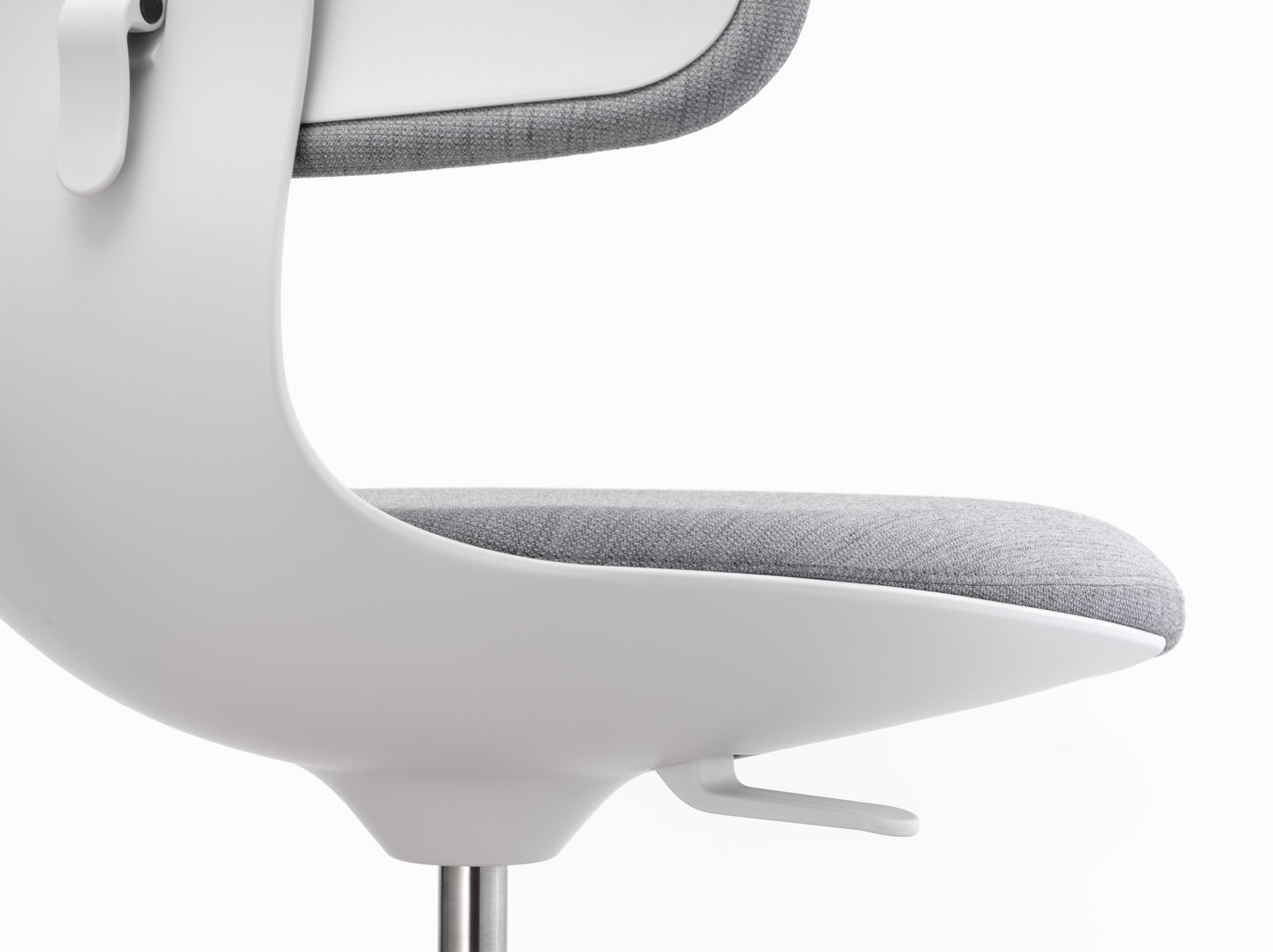 Detailaufnahme: Weißer Vitra Rookie Bürodrehstuhl mit grauem Stoffbezug auf Sitzfläche und Rückenlehne.