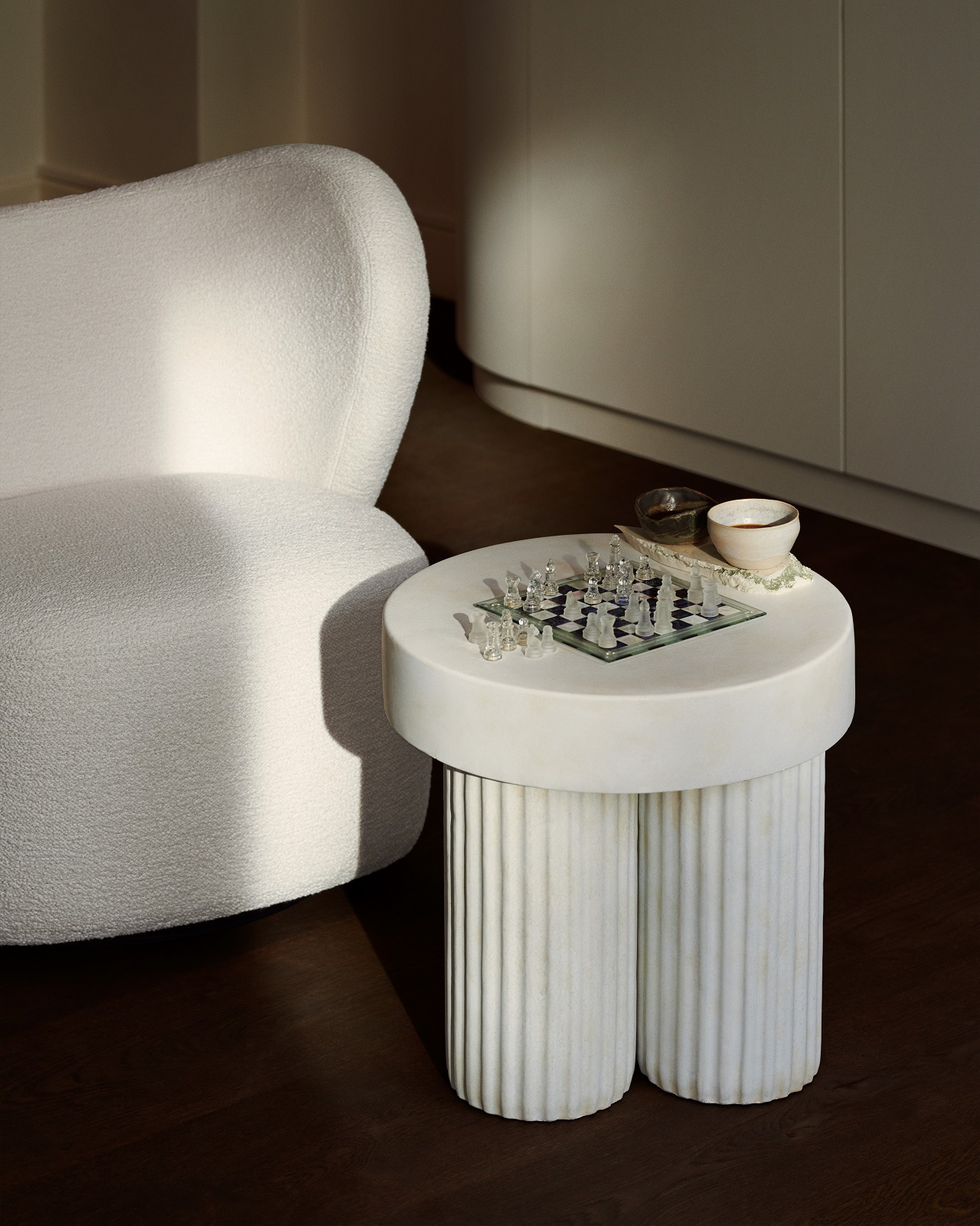 Gear Tall Side table Beistelltisch von Norr11 aus Marmor mit Schachbrett und zwei Schalen.