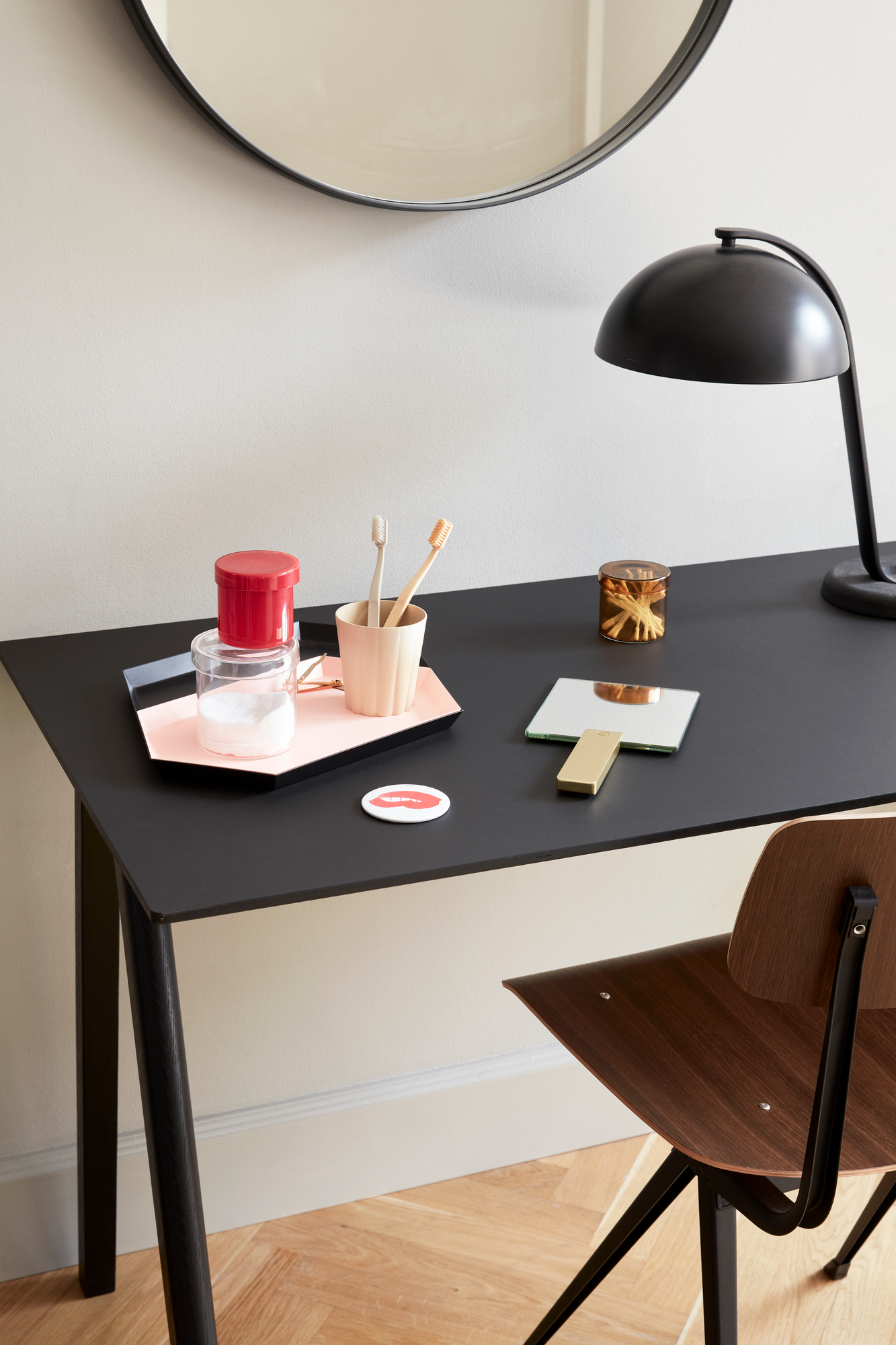 Schwarzer Copenhague Table CPH 90 Schreibtisch von Hay mit Lampe und Accessoires auf dem Tisch.