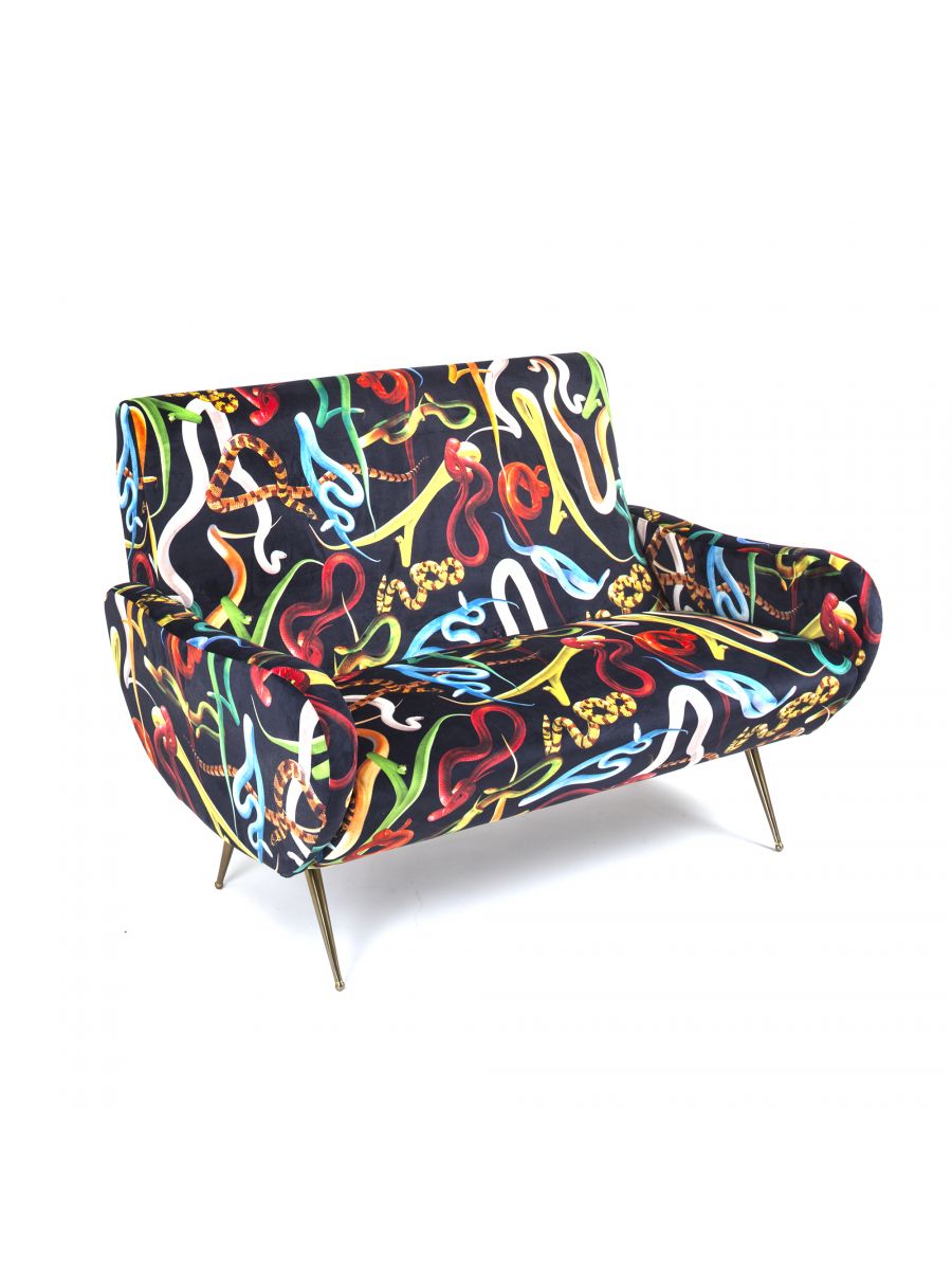 Toiletpaper 2-Sitzer-Sofa Snakes Seletti mit schwarzem Samtbezug und buntem Schlangenmuster auf goldenen Füßen.