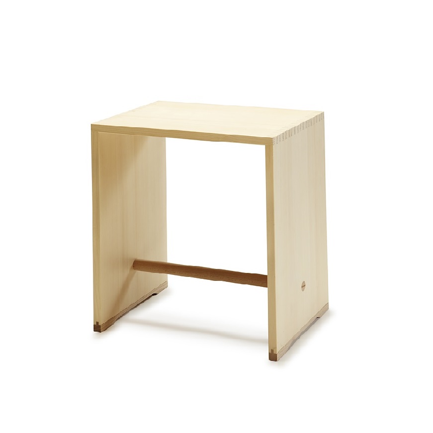 Heller, minimalistischer Hocker aus Holz mit Fußstütze, ideal als Sitzmöbel oder Beistelltisch.