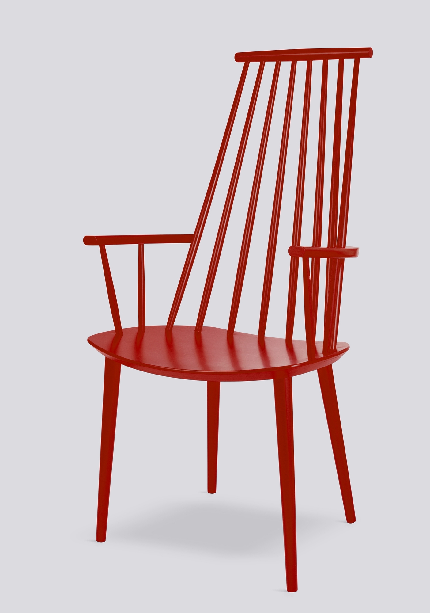 Roter J110 Chair von Hay: Holzstuhl mit Armlehnen und hoher Rückenlehne, modernes Design.