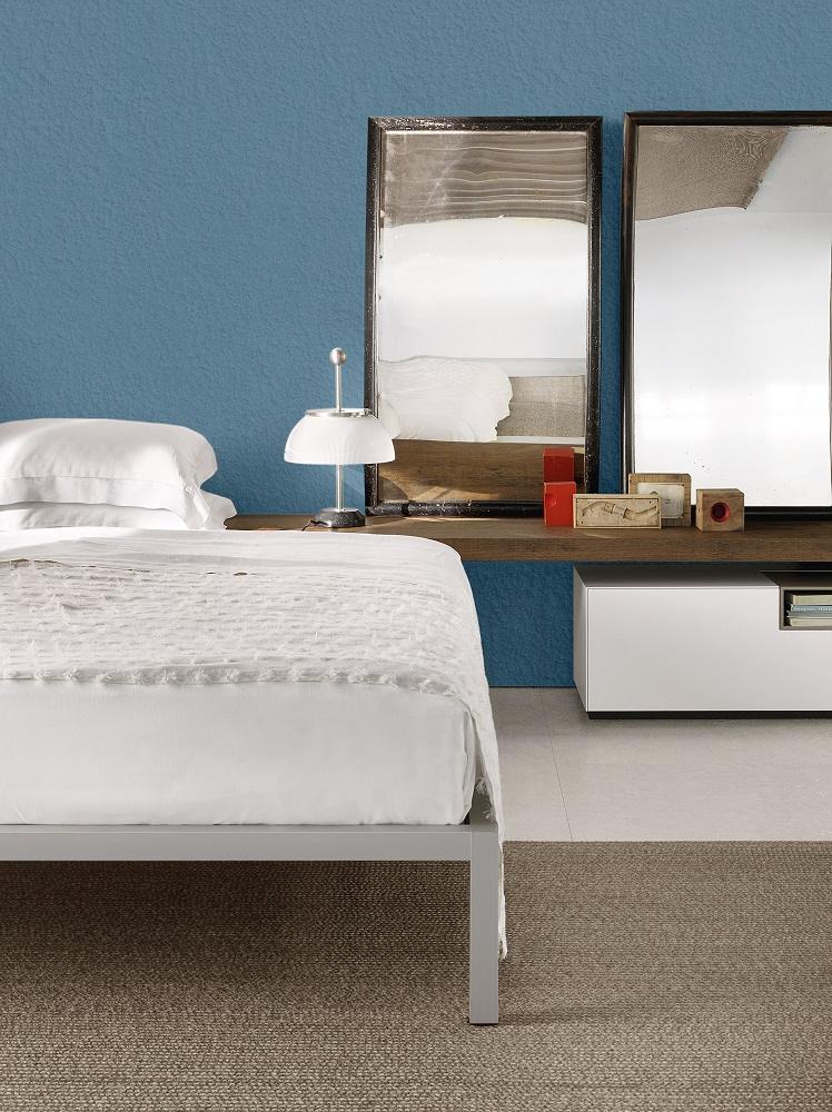 Weißes MDF Italia Bett mit Aluminiumrahmen, lackiert und glänzend, Größe 160 cm.