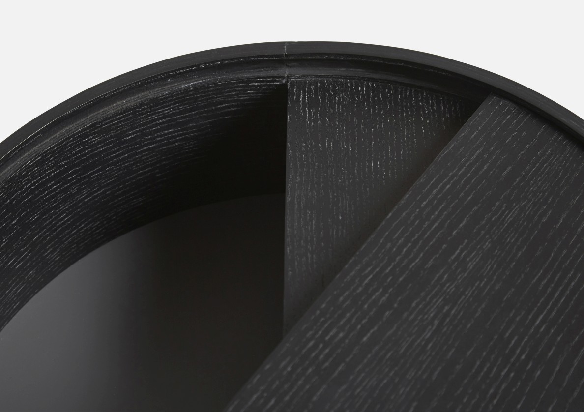 Detailaufnahme des schwarzen Woud Arc Side Table Beistelltisch mit runder Tischplatte und Holzstruktur.