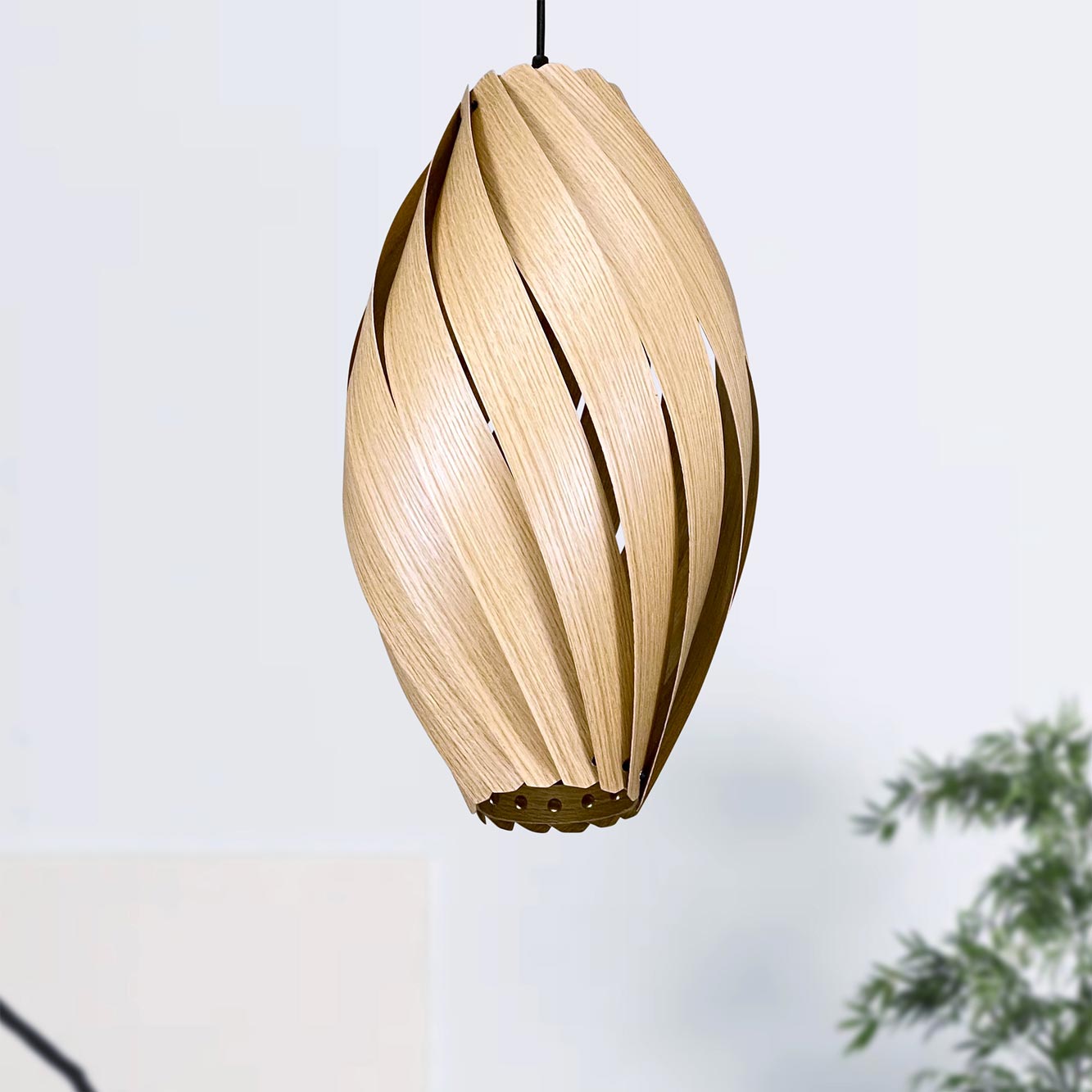 Ardére Hängeleuchte aus Eiche: Längliche, moderne Pendelleuchte aus Holz für Wohnzimmer und Esszimmer.