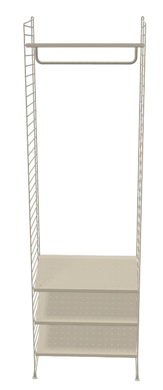 Flur KONFIGURATIONEN Hallway H5 String Furniture mit drei Regalböden und Kleiderstange in Beige.