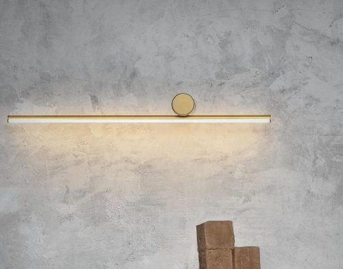 Goldene LED Wandleuchte, moderne Badezimmerleuchte mit warmweißem Licht, minimalistisches Design für stilvolle Innenräume.