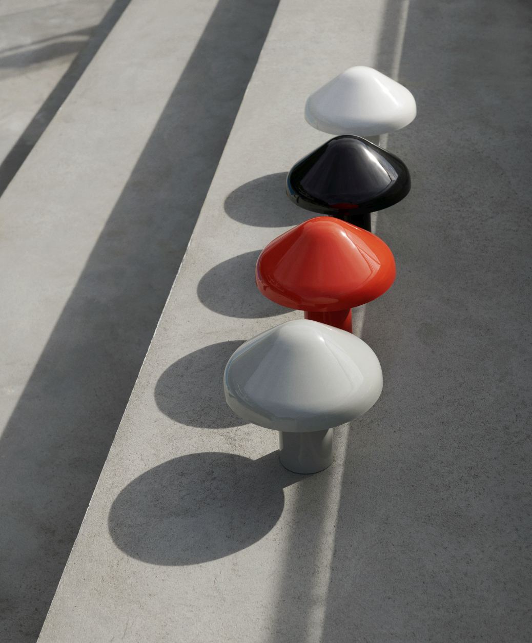 Hay Pao Portable Lamp Akkuleuchte in Schwarz, Weiß, Rot und Grau auf Beton. Tischleuchte.