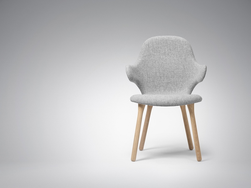 Catch Chair JH1 Stuhl von AndTradition, grauer Stoffbezug und helle Holzbeine, moderner Esszimmerstuhl.