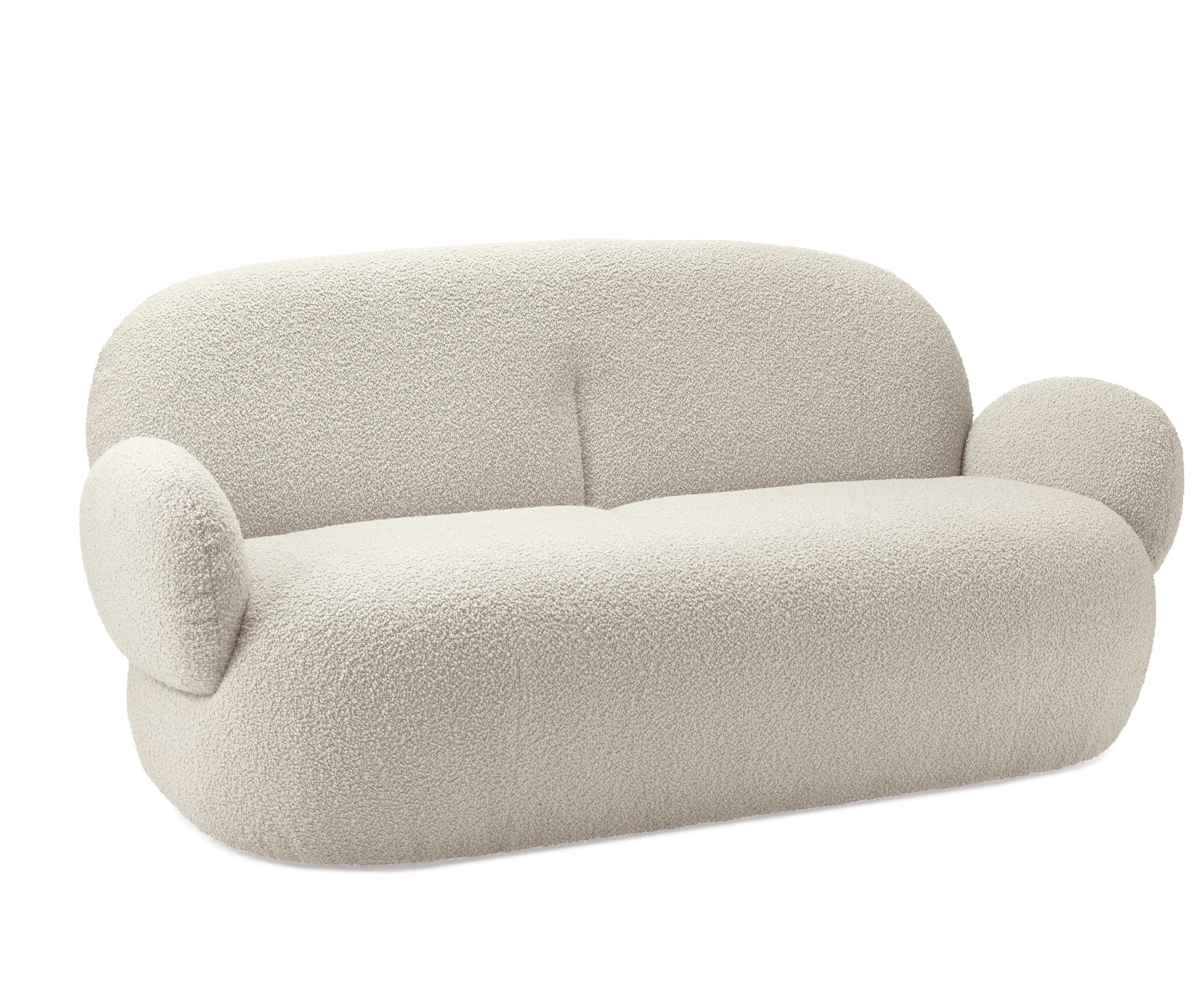 Freifrau Nana Couch in Bouclé Creme, modernes Sofa mit runden Armlehnen und weicher Polsterung.