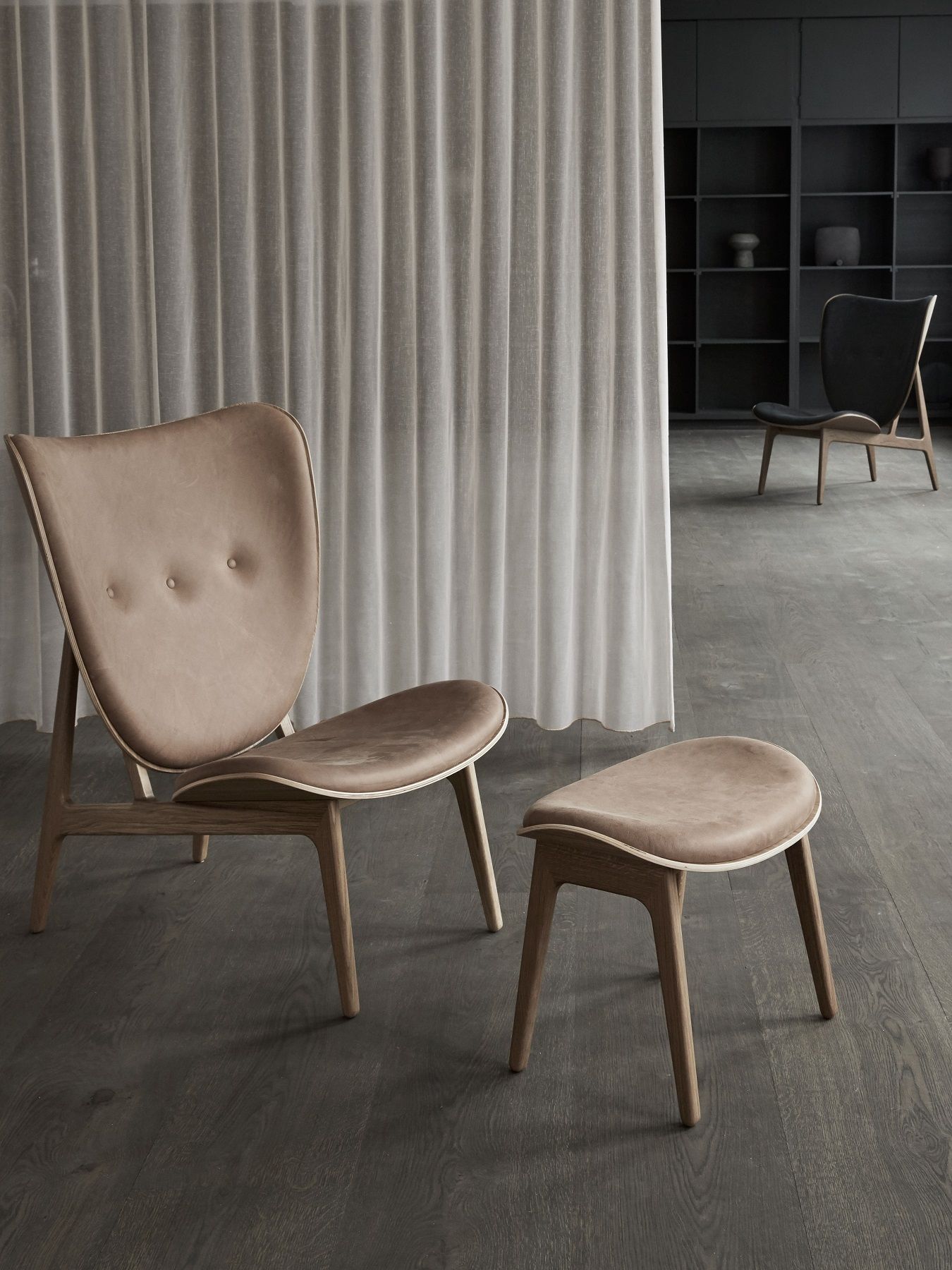 NORR11 Elephant Sessel mit passendem Hocker in Beige, skandinavisches Design für Wohnzimmer und Lounge.
