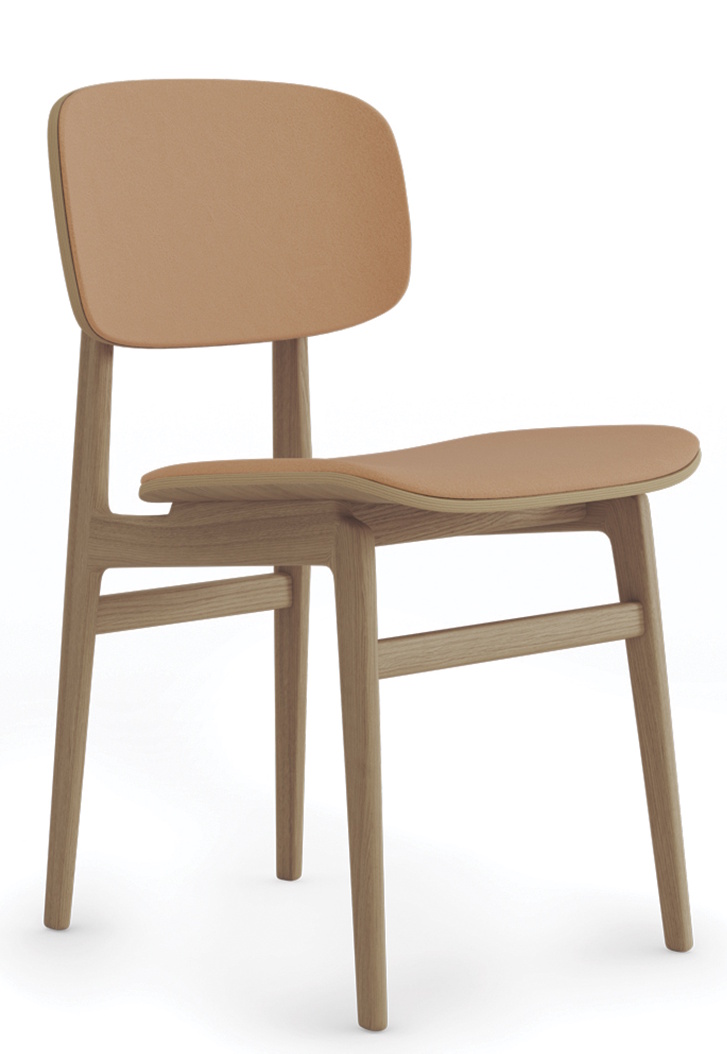 NY11 Stuhl von NORR11: Gepolsterter Esszimmerstuhl aus Eiche mit hellbraunem Lederbezug, skandinavisches Design.