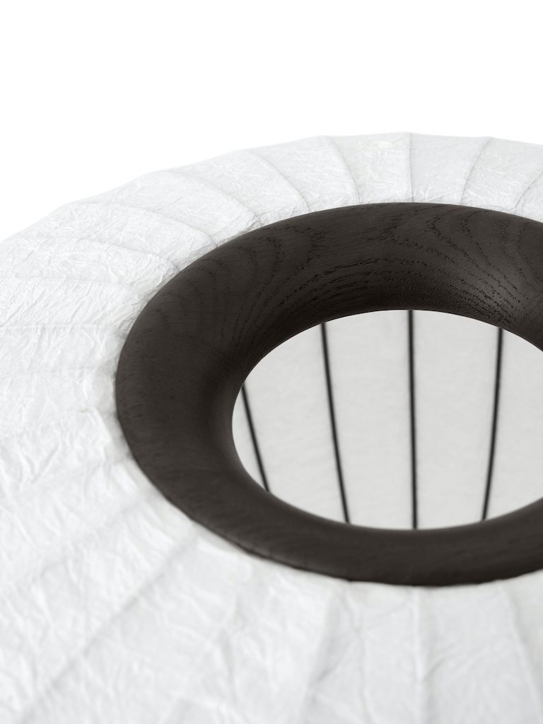 Detailaufnahme der Vipp Paper Floor Lamp Stehleuchte mit dunklem Eichenholz und Lampenschirm aus Papier.