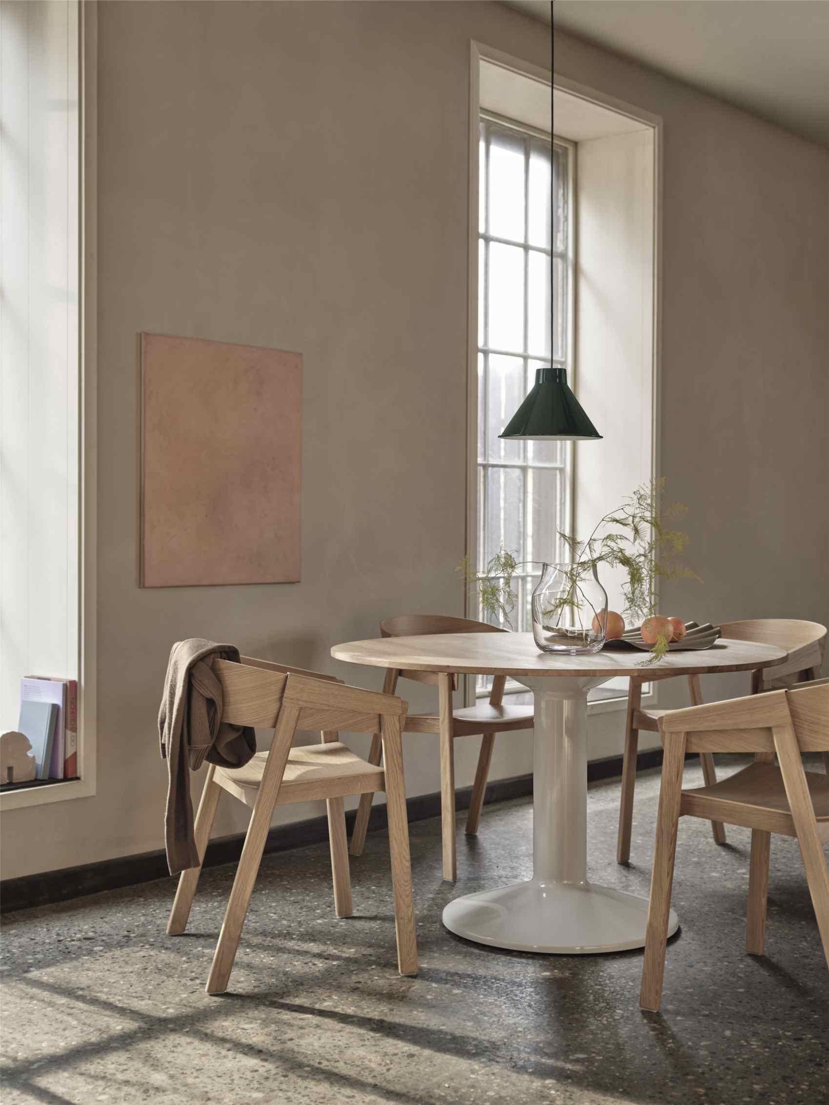 Muuto MIDST Table Esstisch aus Eichenholz mit weißem Fuß und passenden Holzstühlen in modernem Esszimmer.