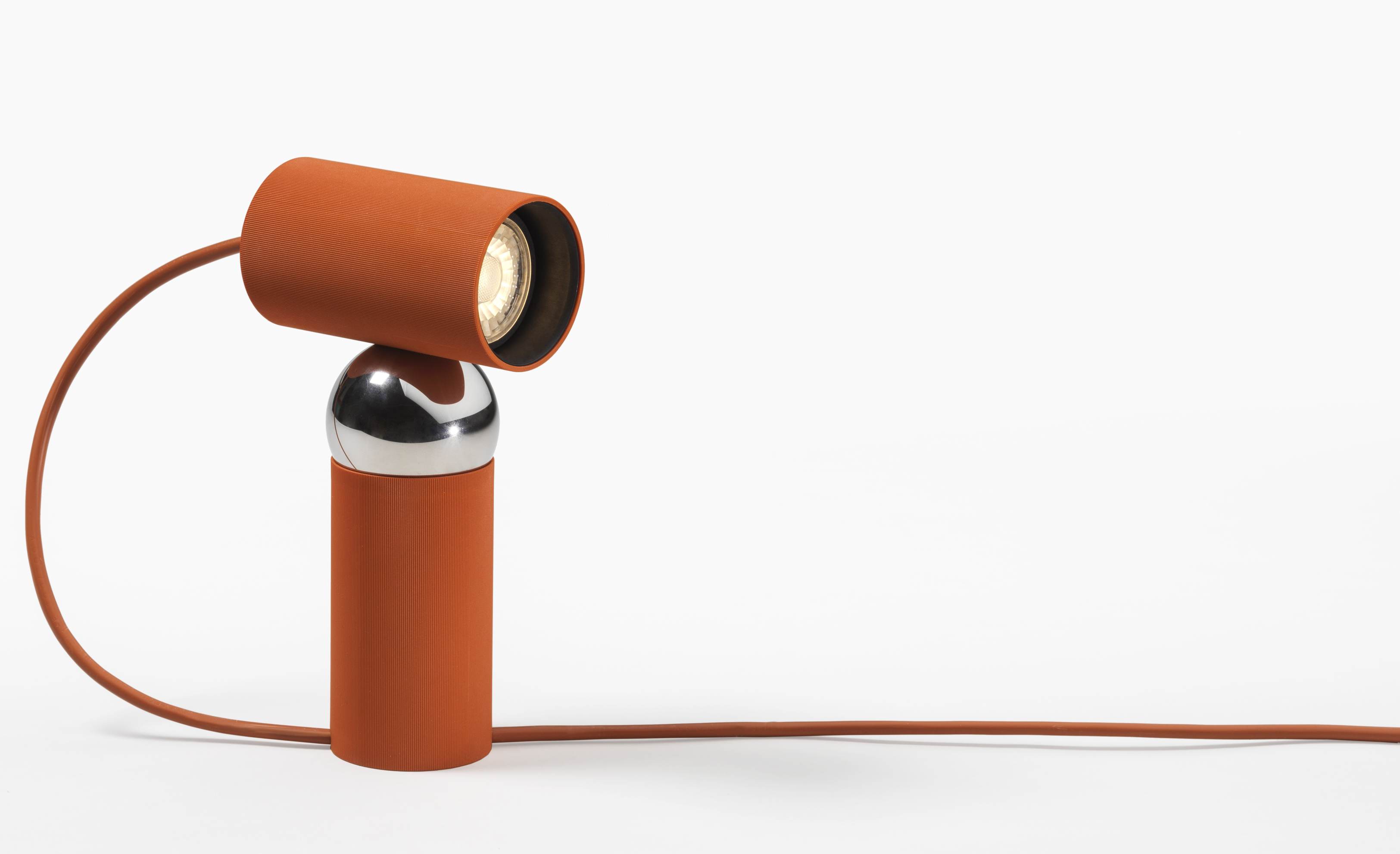 Bilboquet Tischleuchte in Orange mit silbernem Detail. Moderne Lampe für Wohnzimmer und Schlafzimmer.