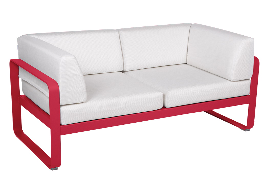 Bellevie 2-Sitzer Outdoor Sofa von Fermob mit rotem Rahmen und weißen Polstern für Garten und Terrasse.